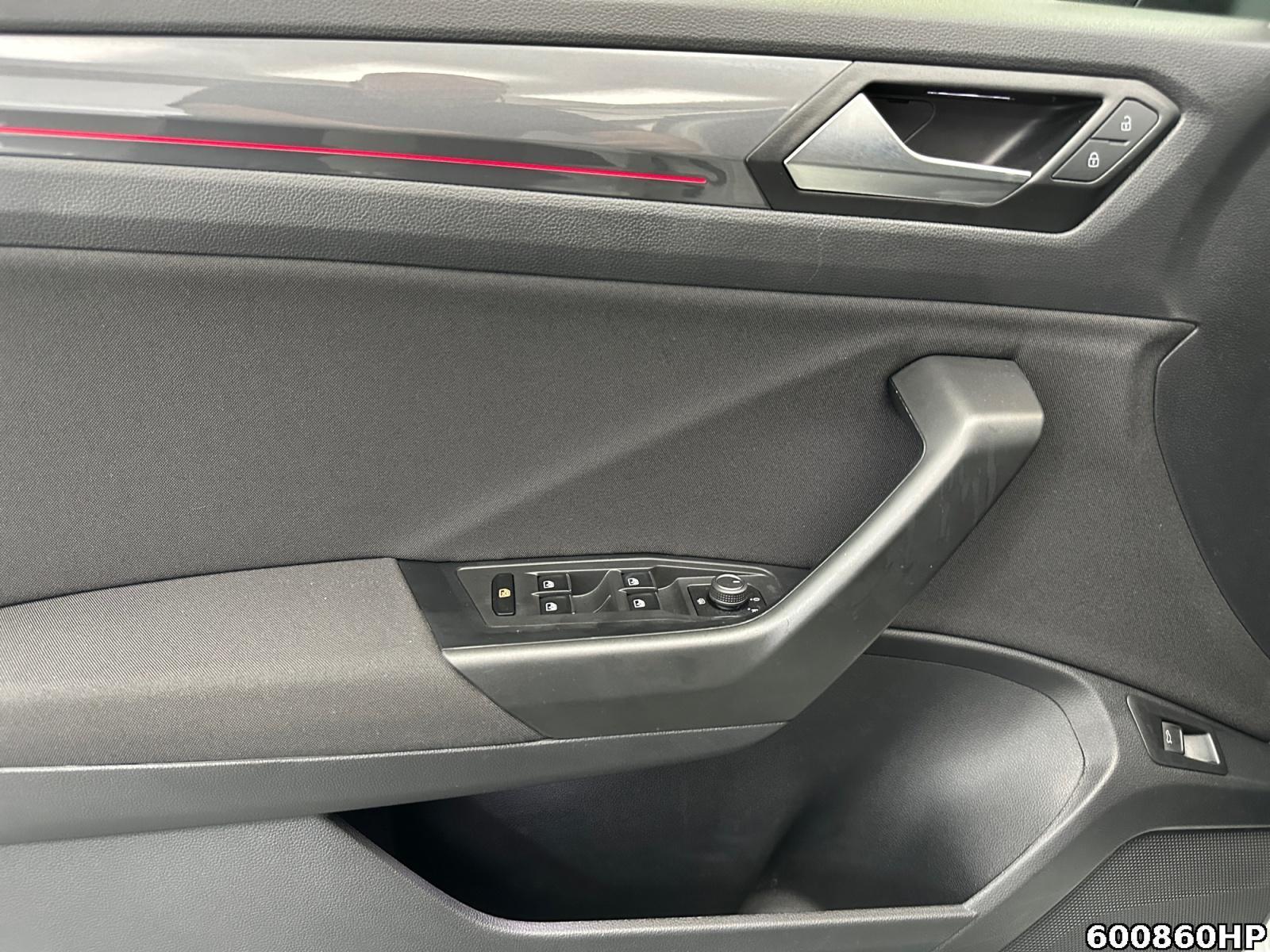 Fahrzeugabbildung Volkswagen T-Roc 1,5 Sport TSI R-Line Kamera Allwetterreif.