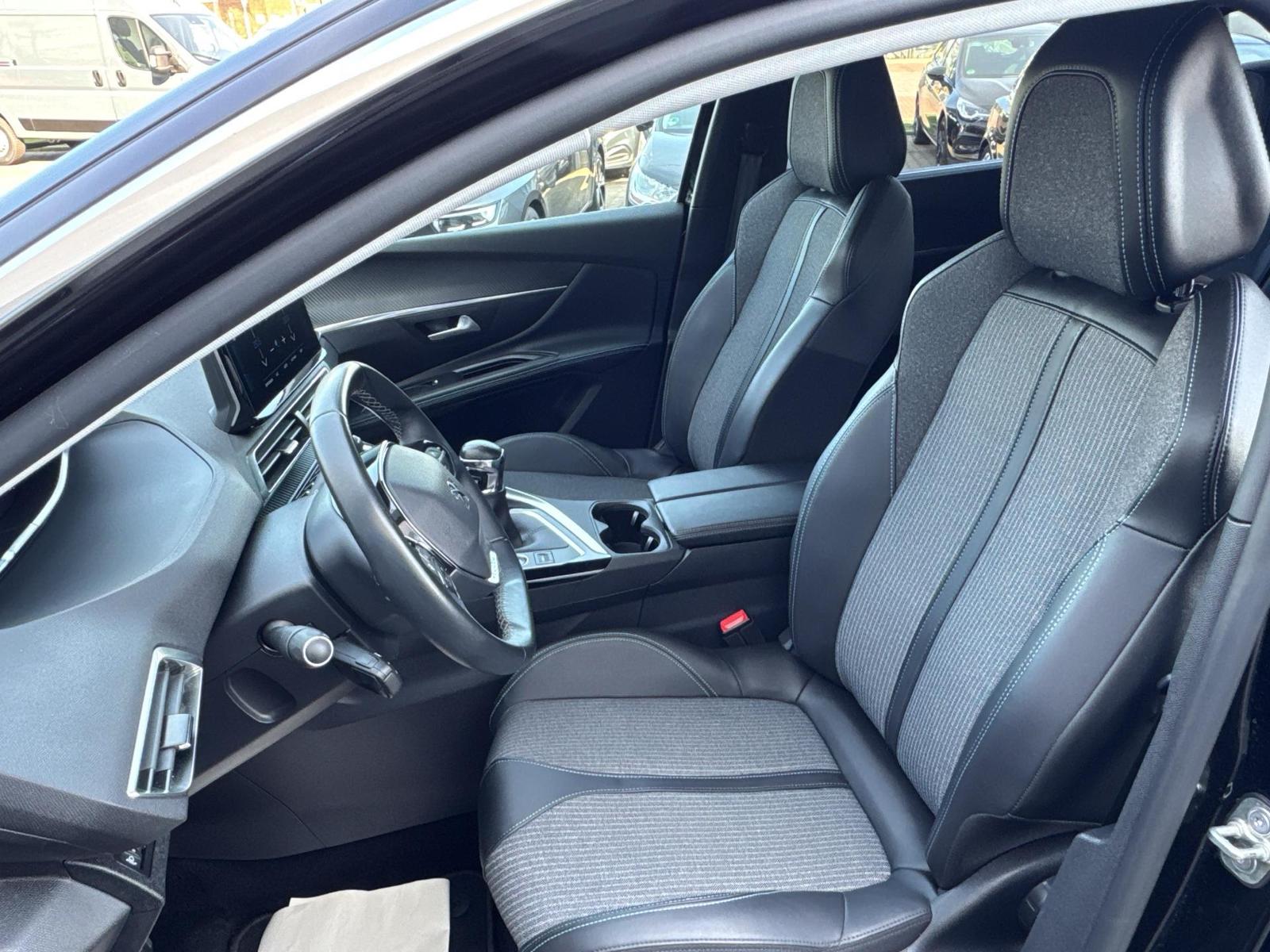 Fahrzeugabbildung Peugeot 5008 Allure 7 SITZER+NAVI+CARPLAY