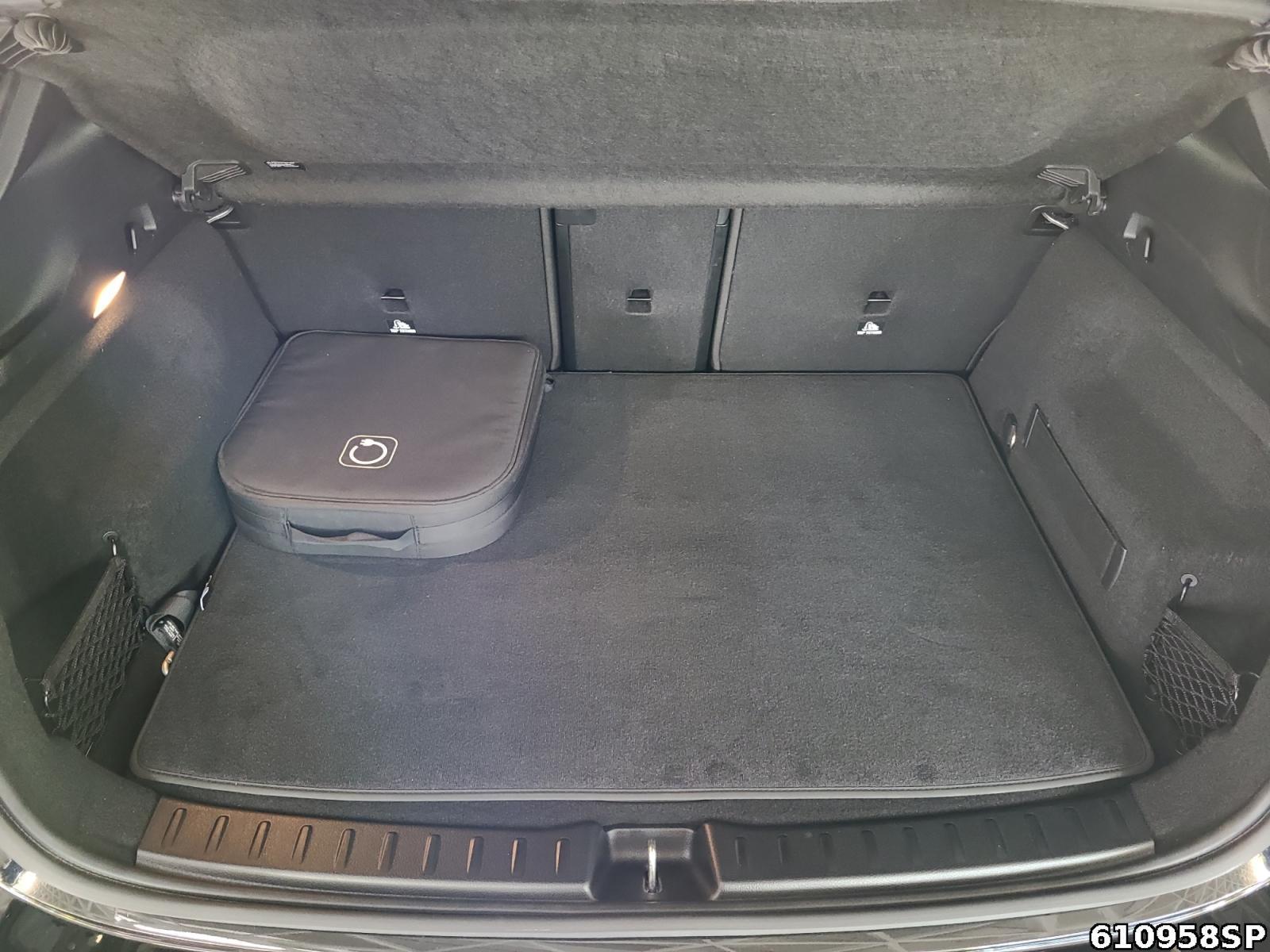 Fahrzeugabbildung Mercedes-Benz EQA AMG Pano Kamera LenkradhzgAmbiente LED