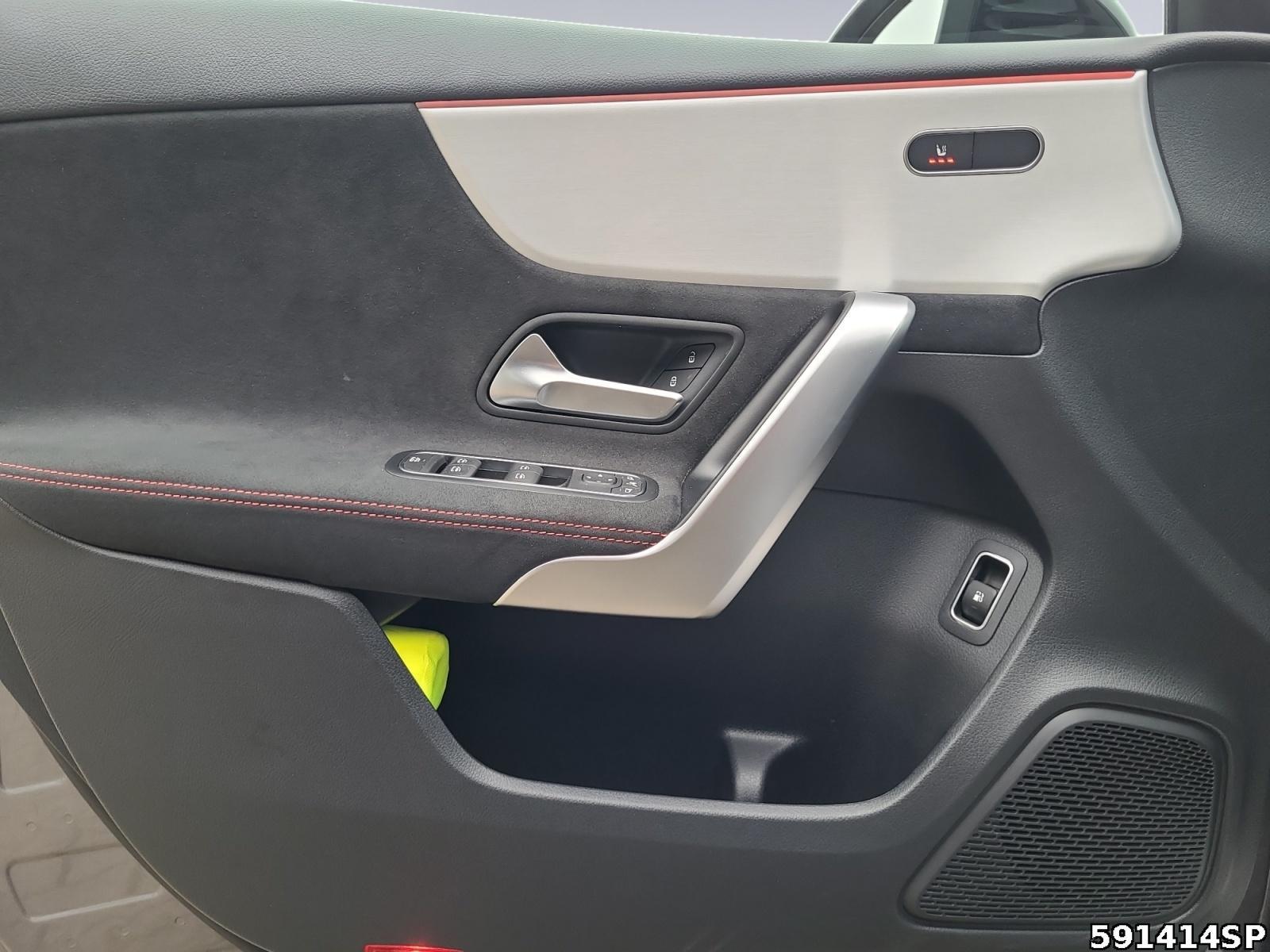 Fahrzeugabbildung Mercedes-Benz A 250 AMG Limousine Night Pano Multibeam 360°