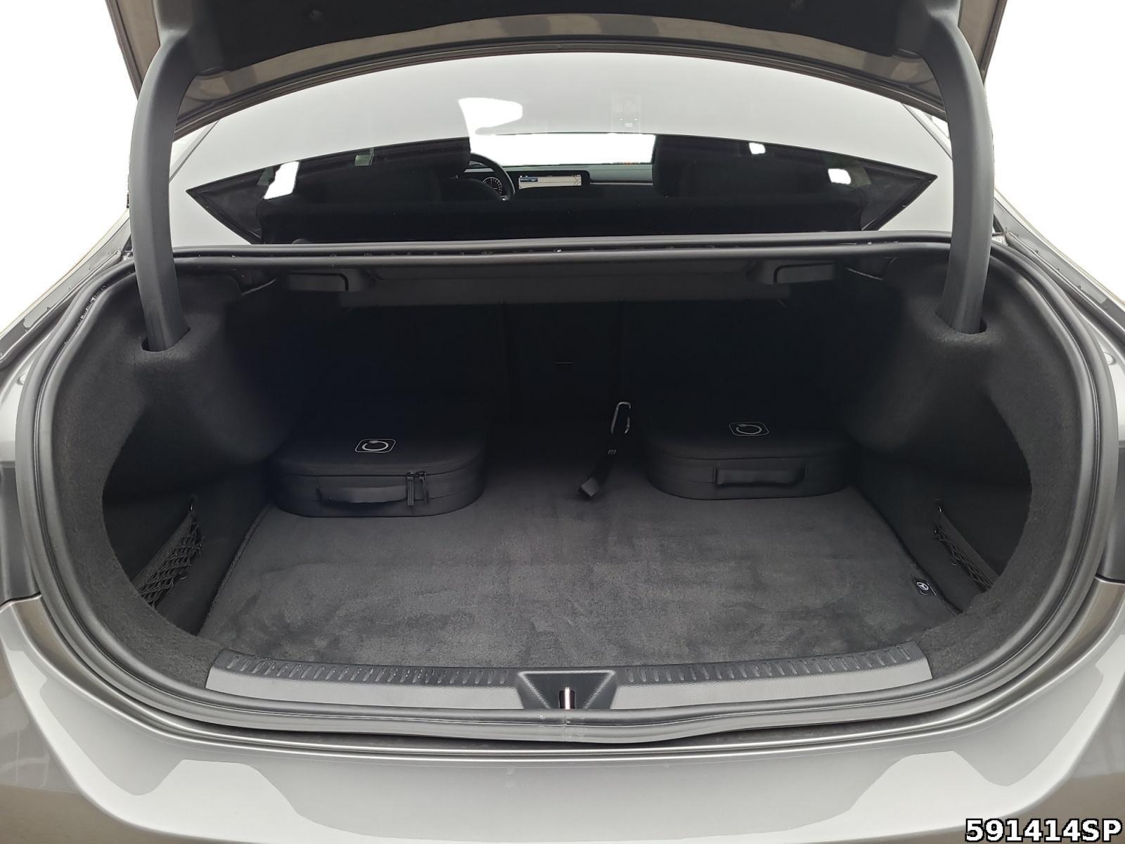 Fahrzeugabbildung Mercedes-Benz A 250 AMG Limousine Night Pano Multibeam 360°