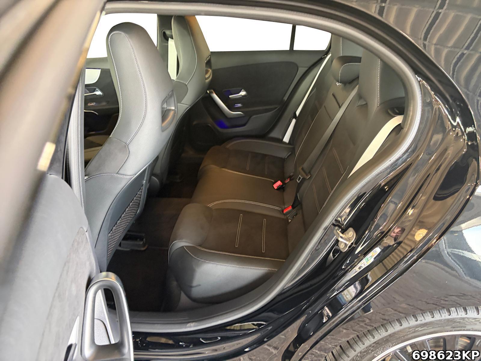 Fahrzeugabbildung Mercedes-Benz A 200 AMG Night Ambiente 19