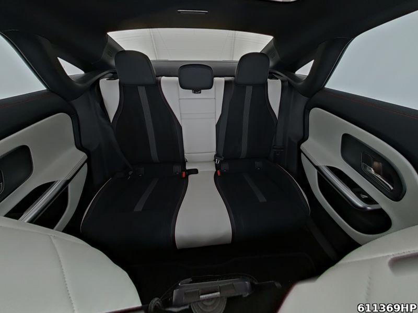Fahrzeugabbildung Mercedes-Benz CLA 250 AMG Distronic Night Panorama 19