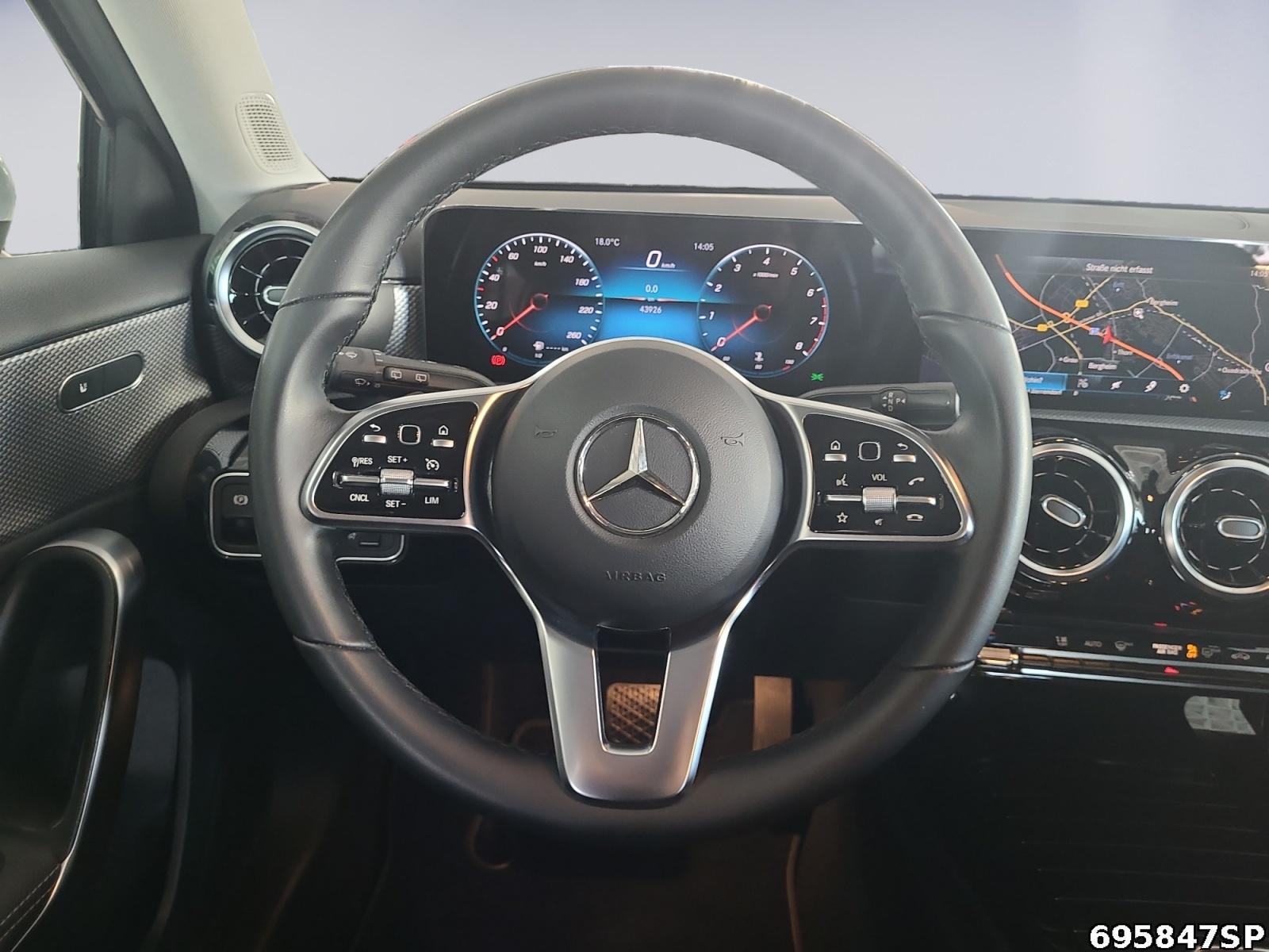 Fahrzeugabbildung Mercedes-Benz A 200 Progressive Kamera CarPlay LED