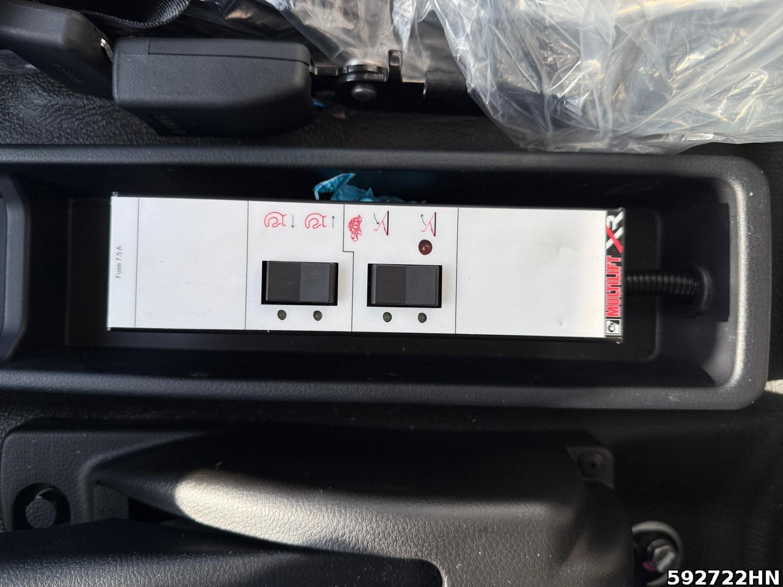 Fahrzeugabbildung FUSO Canter 7C18 HIAB-Abrollkipper Vfhrzg.