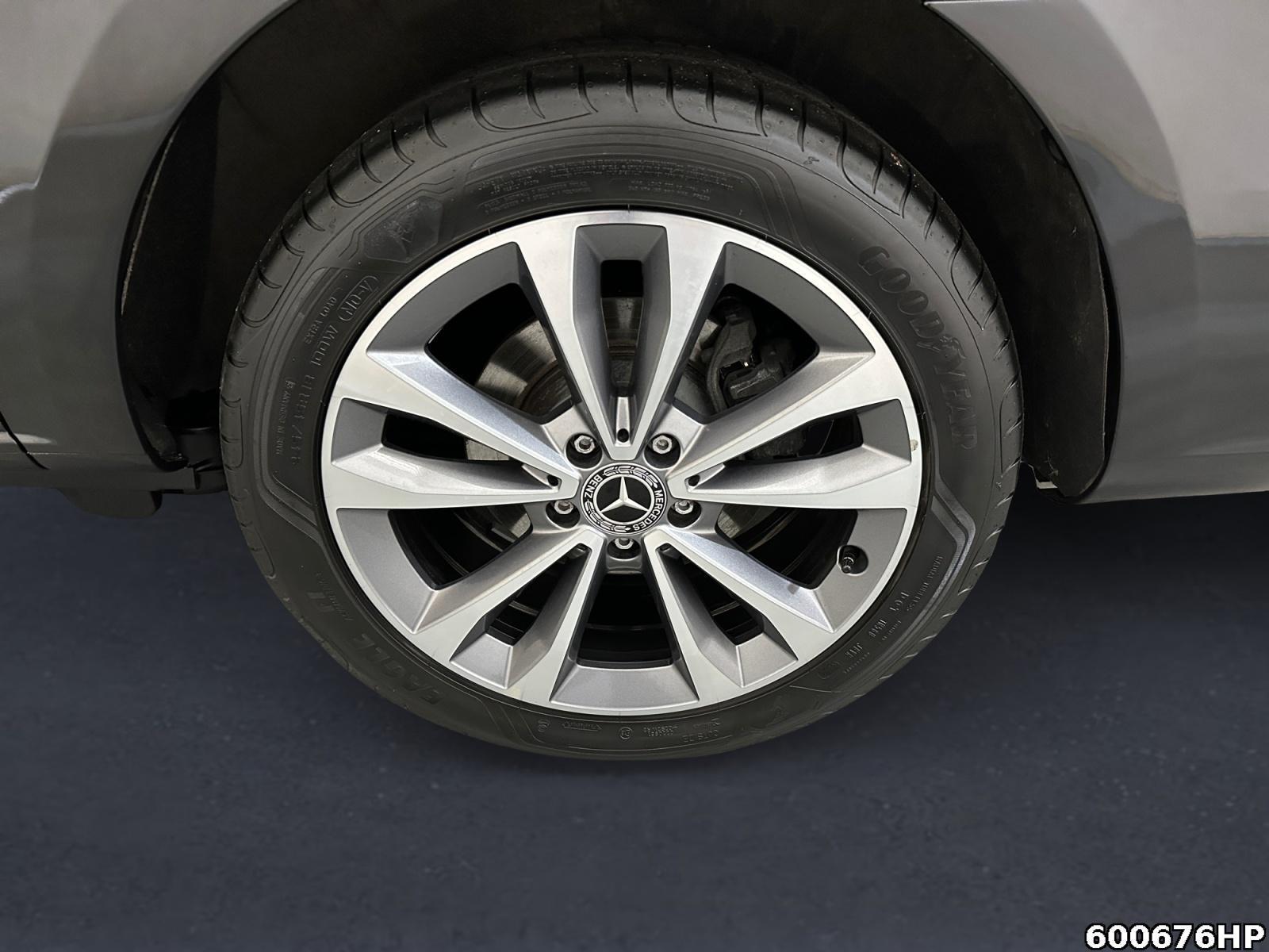Fahrzeugabbildung Mercedes-Benz V 300 d lang 4M Avantgarde LED DISTRONIC 360 AHK