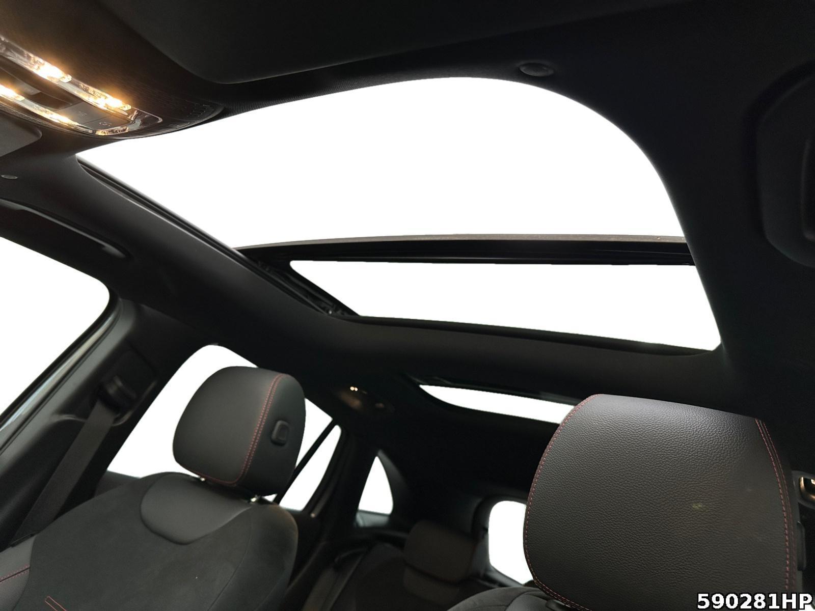 Fahrzeugabbildung Mercedes-Benz GLA 180 AMG Line Panorama-Schiebedach KEYLESS-GO