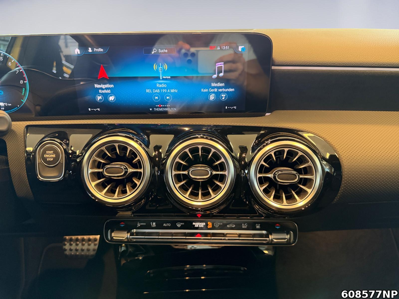 Fahrzeugabbildung Mercedes-Benz A 250 AMG Line AHK Distronic Night MULTIBEAM