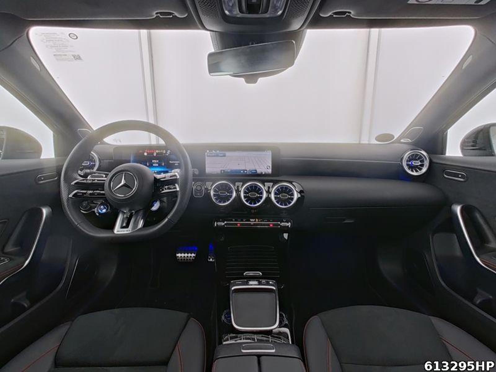 Fahrzeugabbildung Mercedes-Benz A 35 AMG 4M Pano Burmester Keyless Multibeam DAB