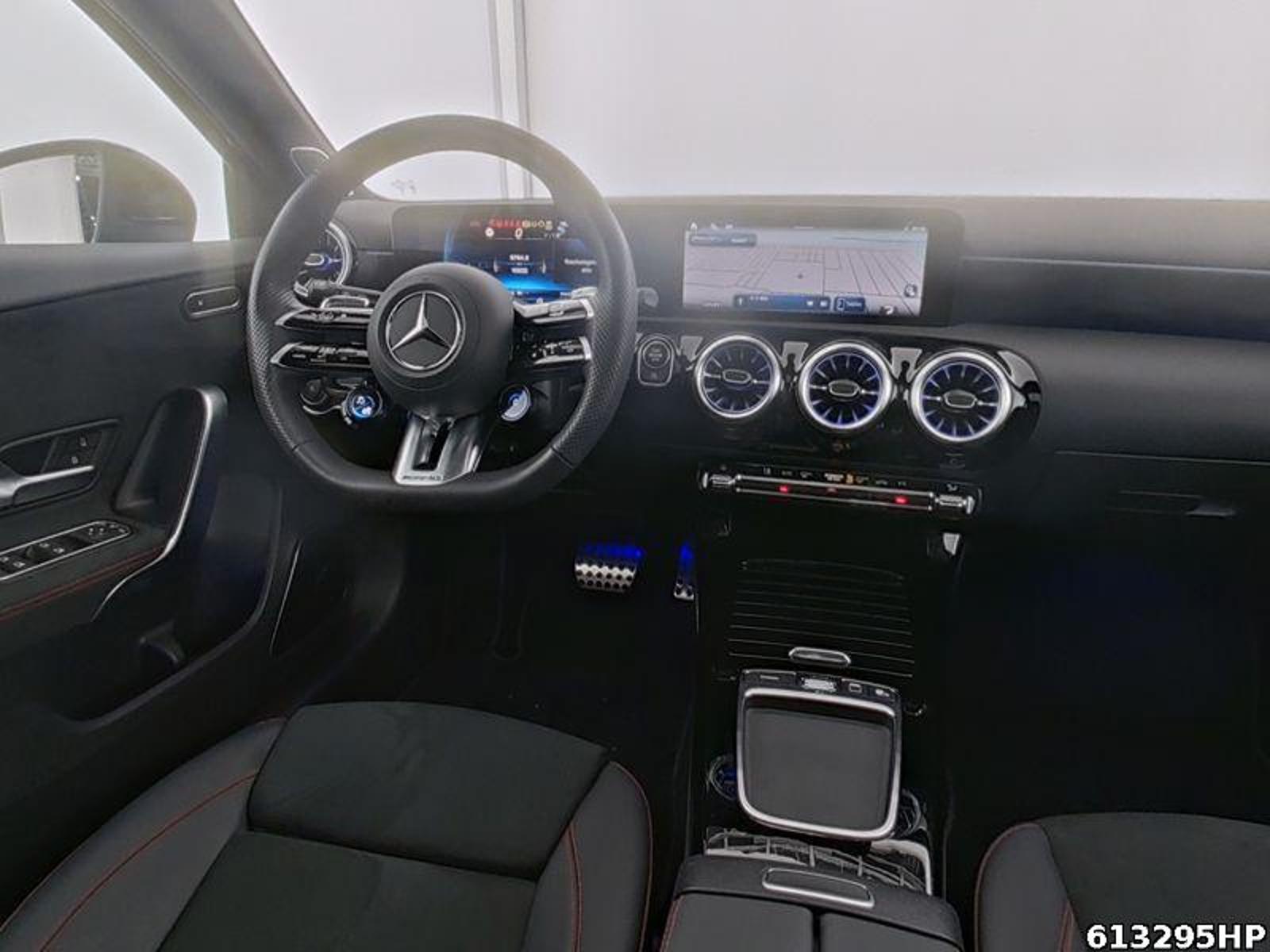 Fahrzeugabbildung Mercedes-Benz A 35 AMG 4M Pano Burmester Keyless Multibeam DAB