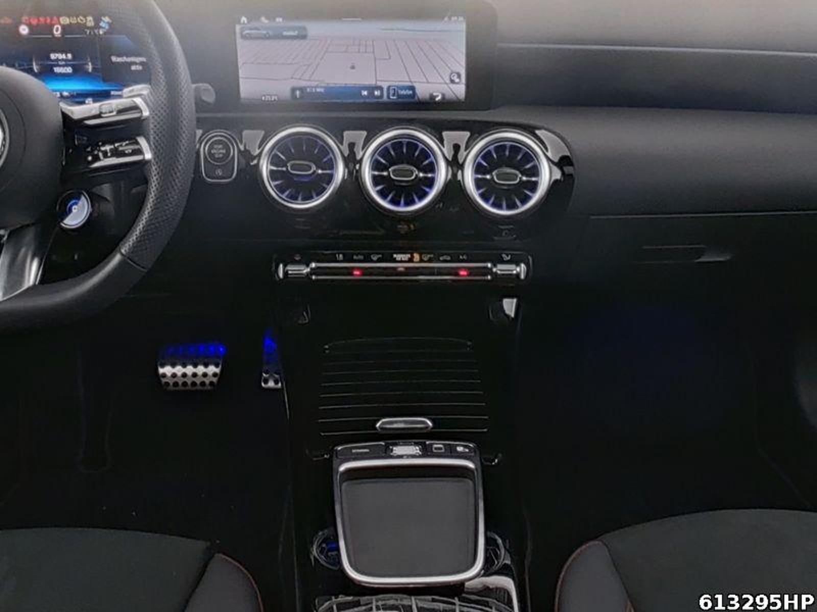 Fahrzeugabbildung Mercedes-Benz A 35 AMG 4M Pano Burmester Keyless Multibeam DAB