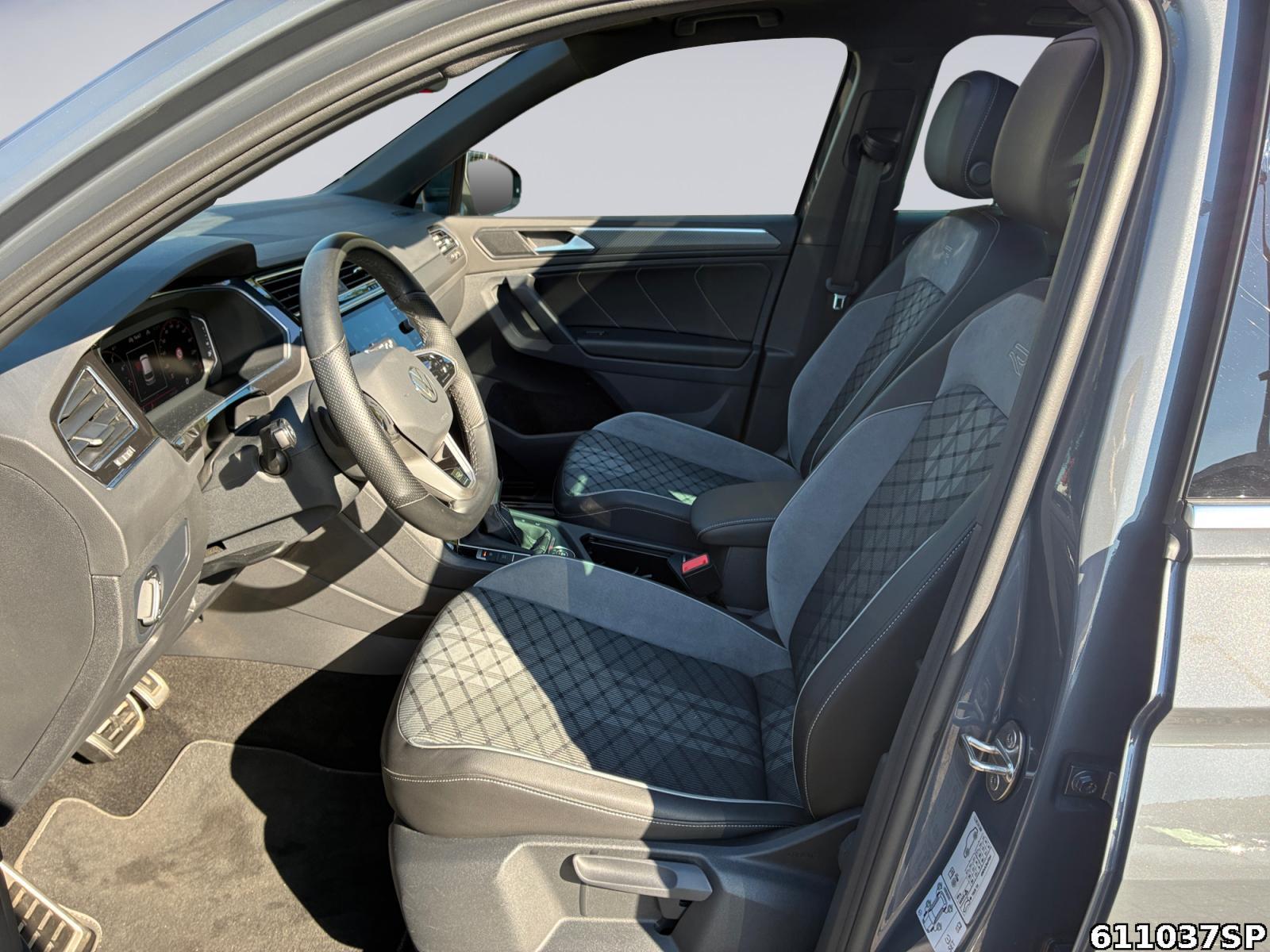 Fahrzeugabbildung Volkswagen Tiguan 2.0 TSI R-Line 4M Pano AHK Kamera LED