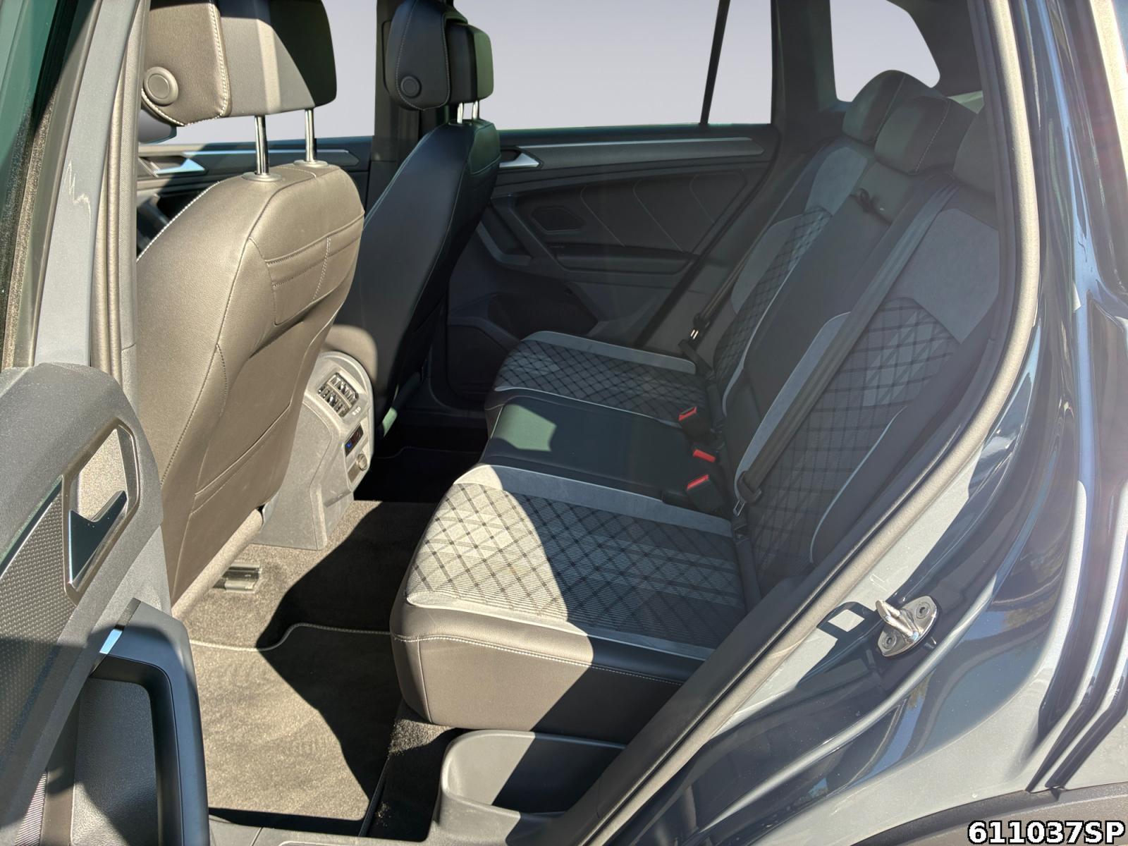 Fahrzeugabbildung Volkswagen Tiguan 2.0 TSI R-Line 4M Pano AHK Kamera LED