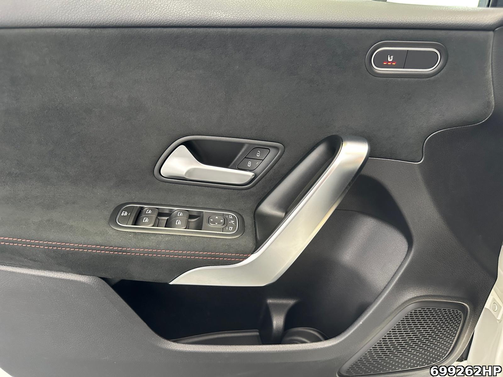 Fahrzeugabbildung Mercedes-Benz A 200 AMG Line Panorama LED Keyless 18