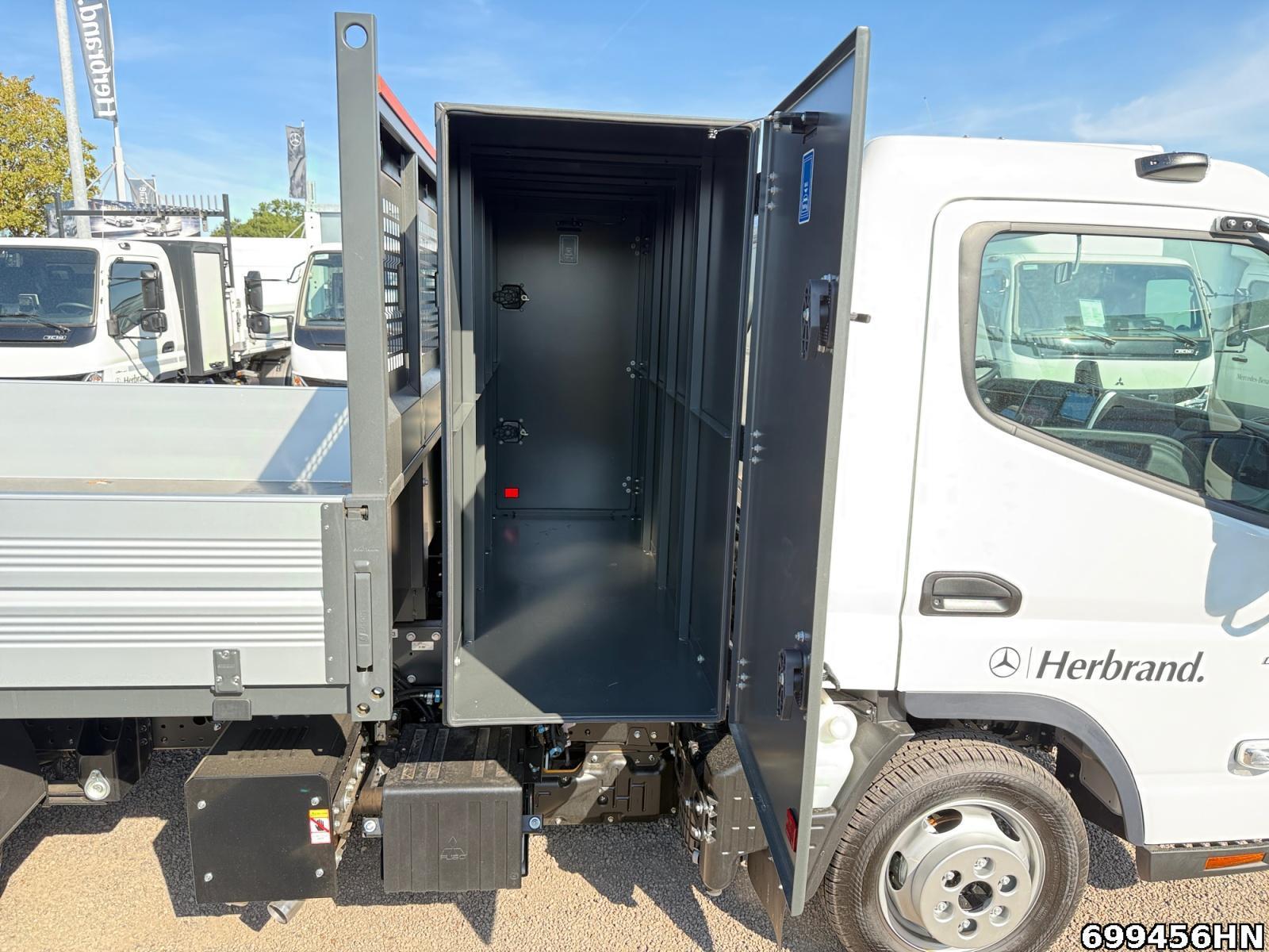 Fahrzeugabbildung FUSO Canter 3C15 AMT Heckkipper Werkzeugbox Vfhrzg.
