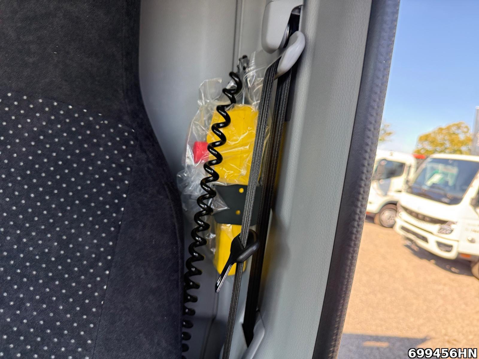 Fahrzeugabbildung FUSO Canter 3C15 AMT Heckkipper Werkzeugbox Vfhrzg.