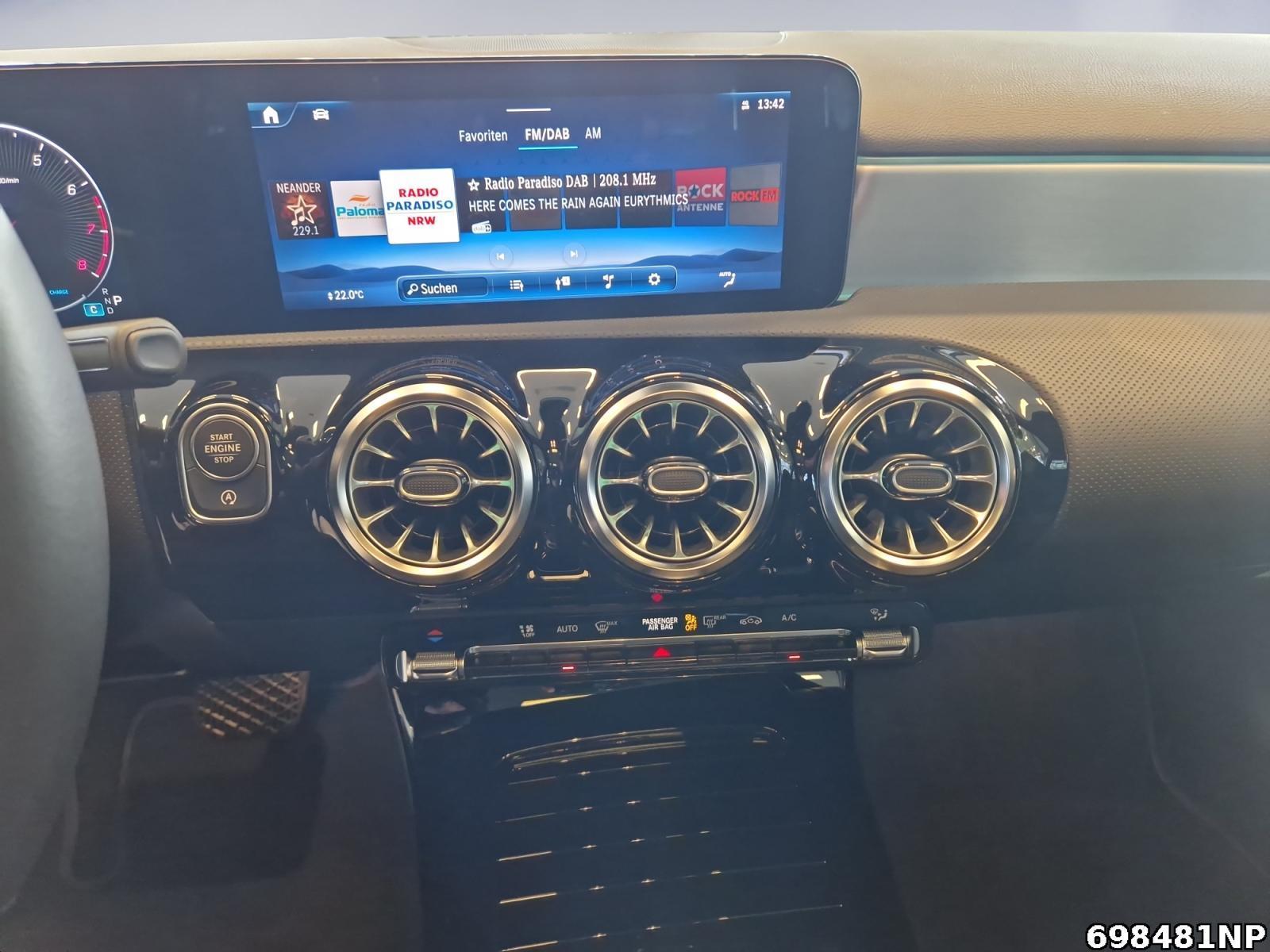 Fahrzeugabbildung Mercedes-Benz A 200 Progressive Panorama Night Totwinkel LED