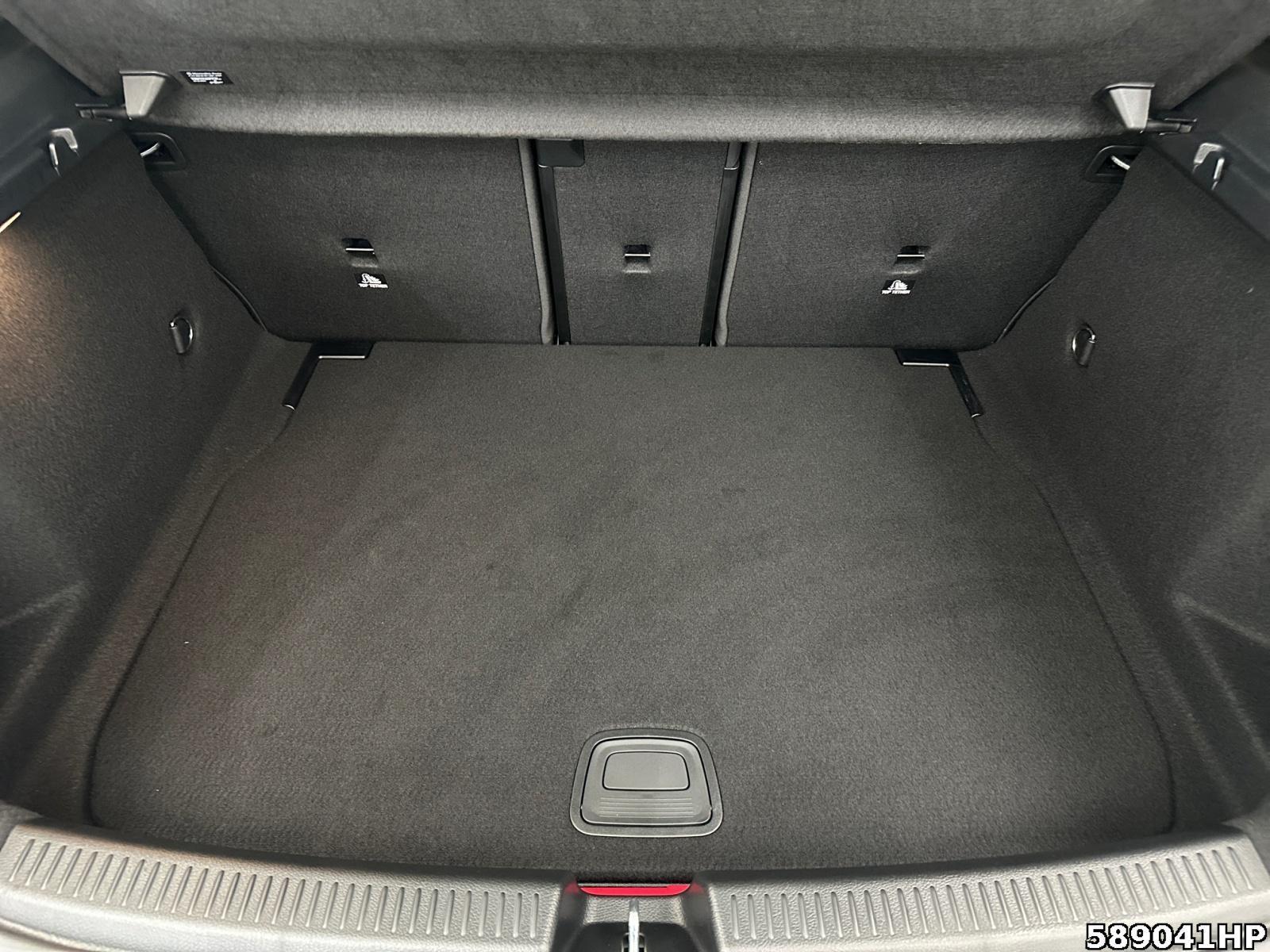 Fahrzeugabbildung Mercedes-Benz A 200 AMG AHK Night Distronic KeylessGO Sitzhzg