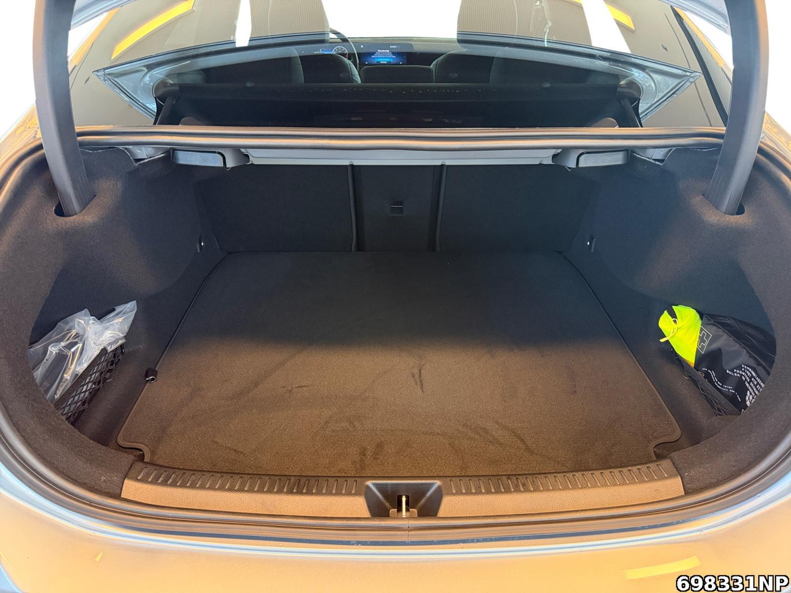 Fahrzeugabbildung Mercedes-Benz A 200 Limousine AHK+MULTIBEAM+PANO+NIGHTPAKET+