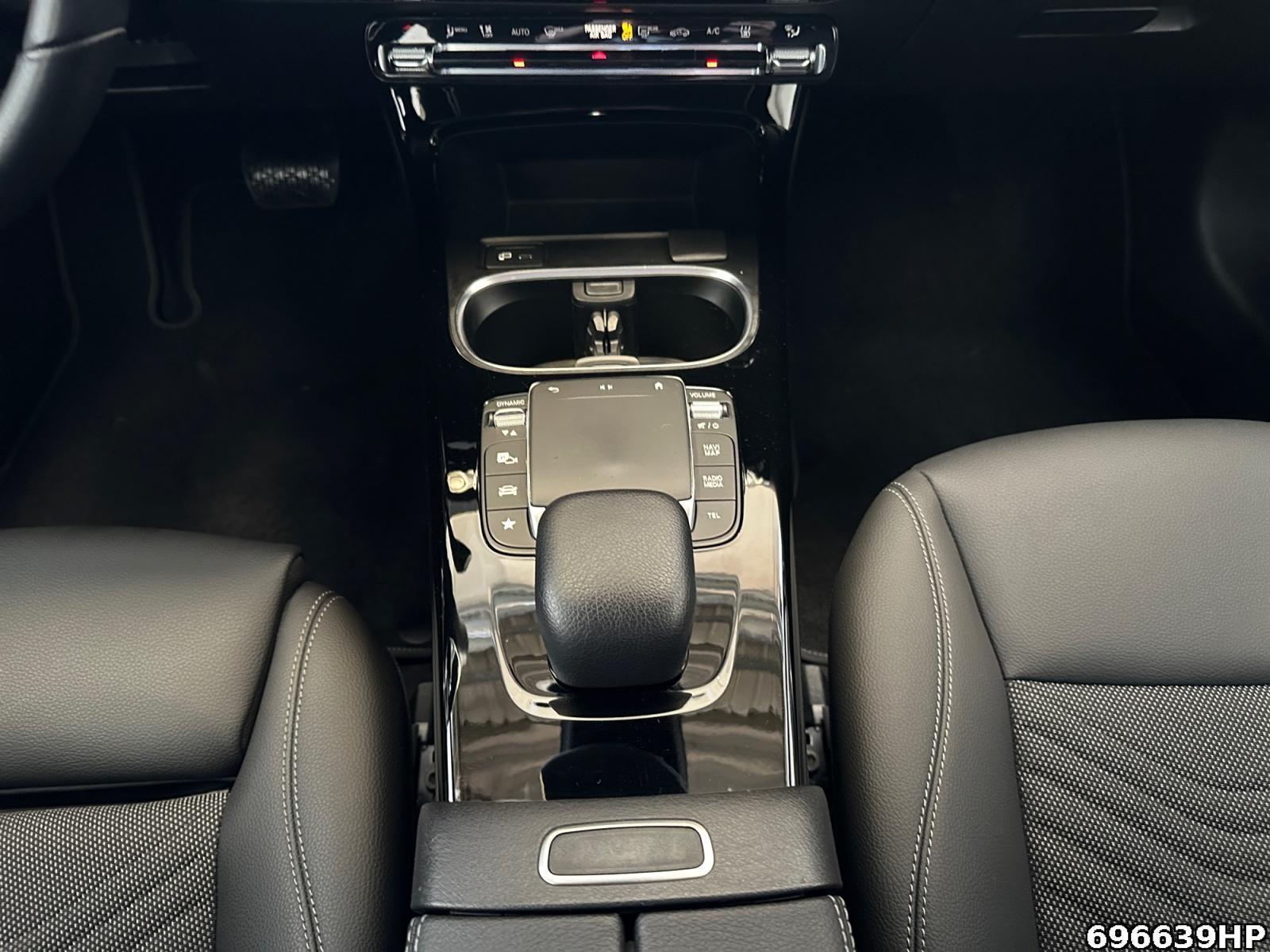 Fahrzeugabbildung Mercedes-Benz CLA 250 Shooting Brake e Progressive Kamera smartphone int.