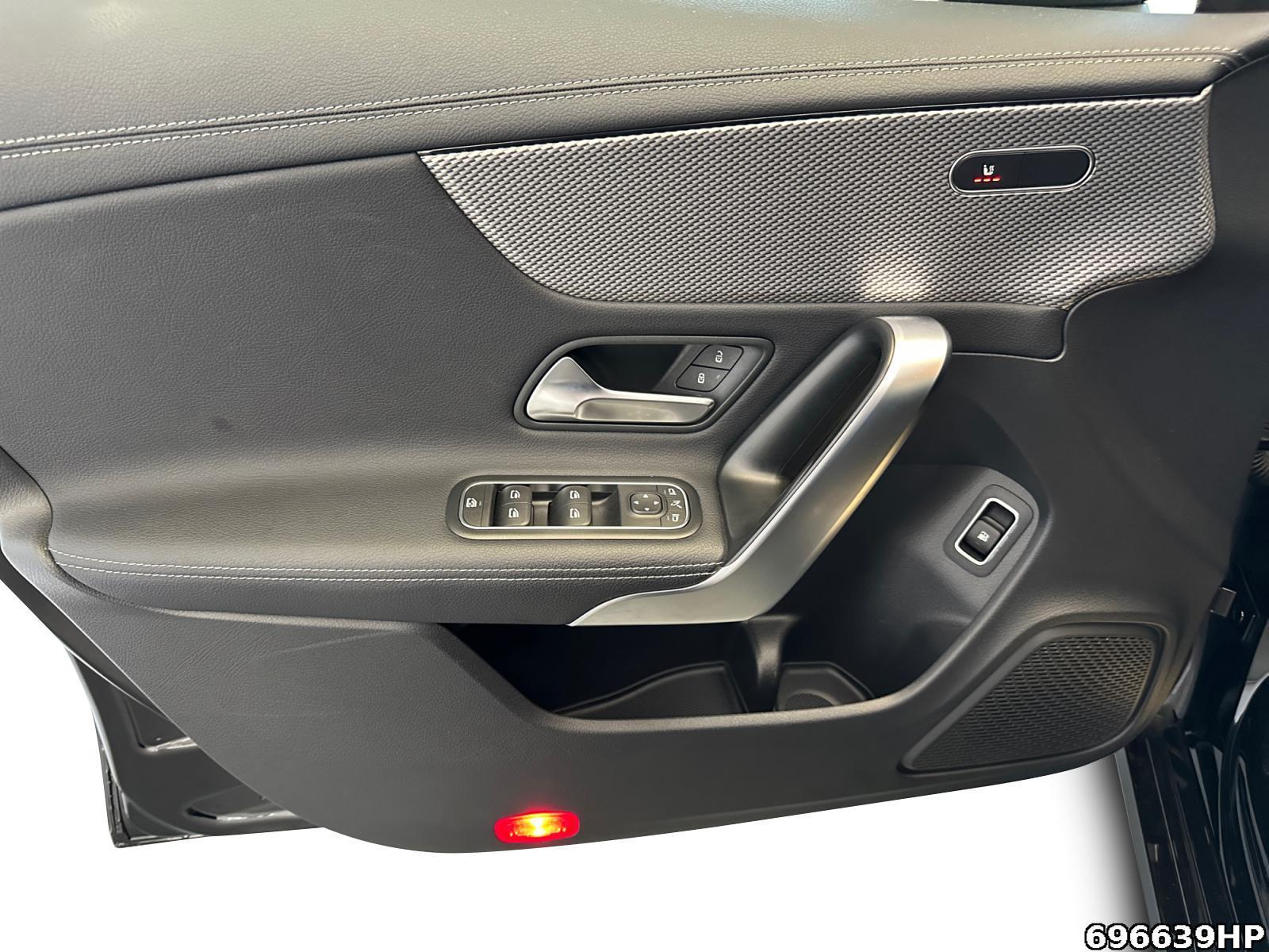 Fahrzeugabbildung Mercedes-Benz CLA 250 Shooting Brake e Progressive Kamera smartphone int.