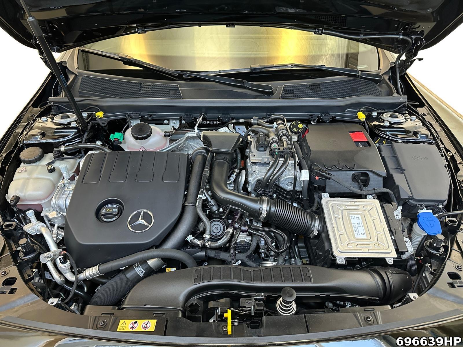 Fahrzeugabbildung Mercedes-Benz CLA 250 Shooting Brake e Progressive Kamera smartphone int.