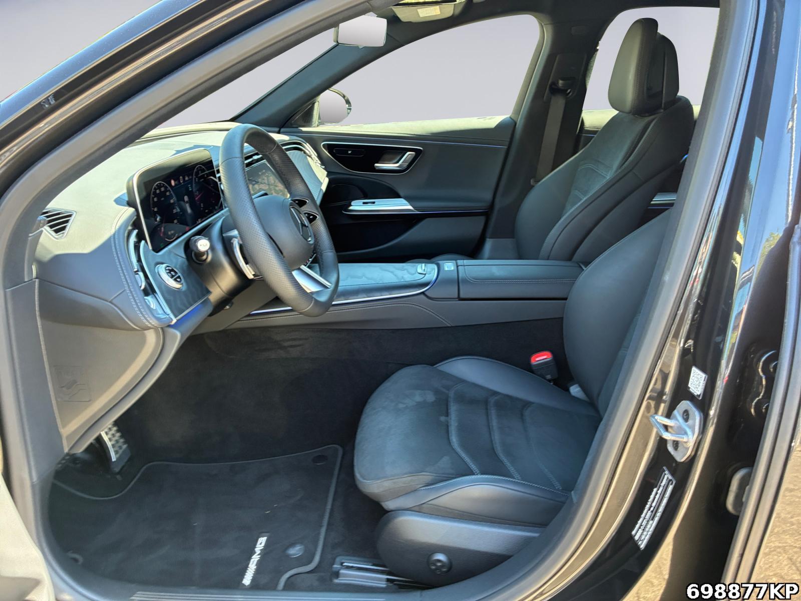 Fahrzeugabbildung Mercedes-Benz E 220 d T AMG AHK Distronic+ Totw CarPlay 19