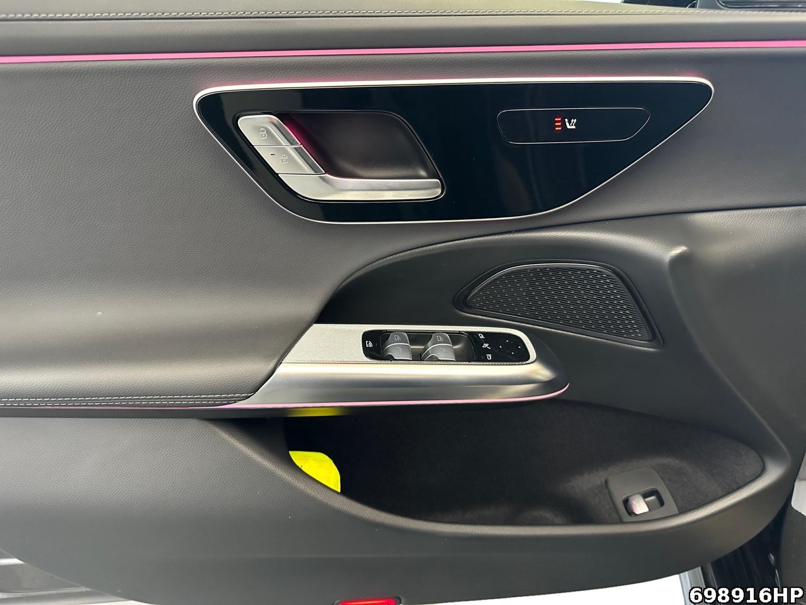 Fahrzeugabbildung Mercedes-Benz E 220 d AMG Night KEYLESS-GO DISTRONIC Kamera