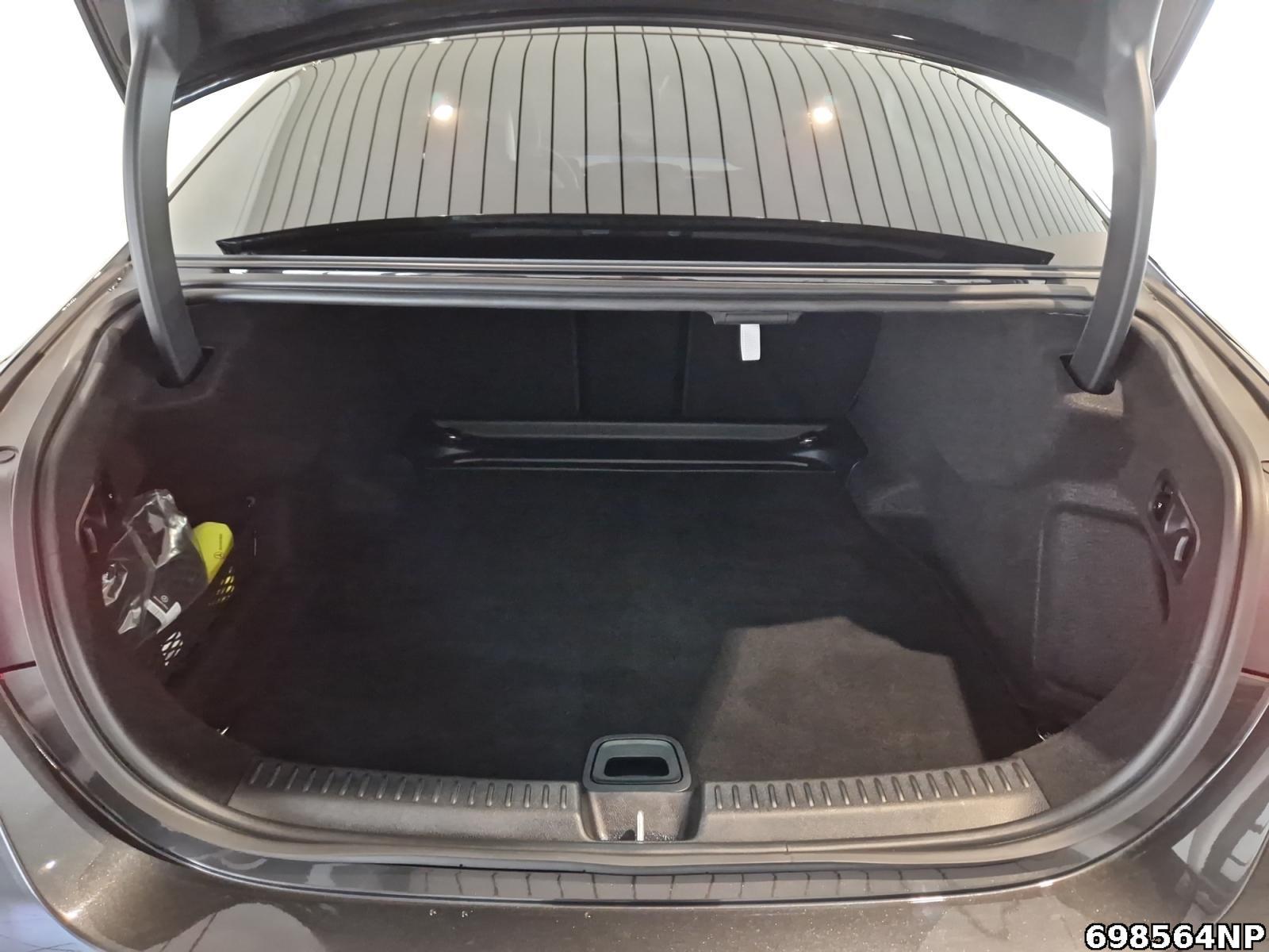 Fahrzeugabbildung Mercedes-Benz E 220 d AMG AHK DISTRONIC Kamera CarPlay