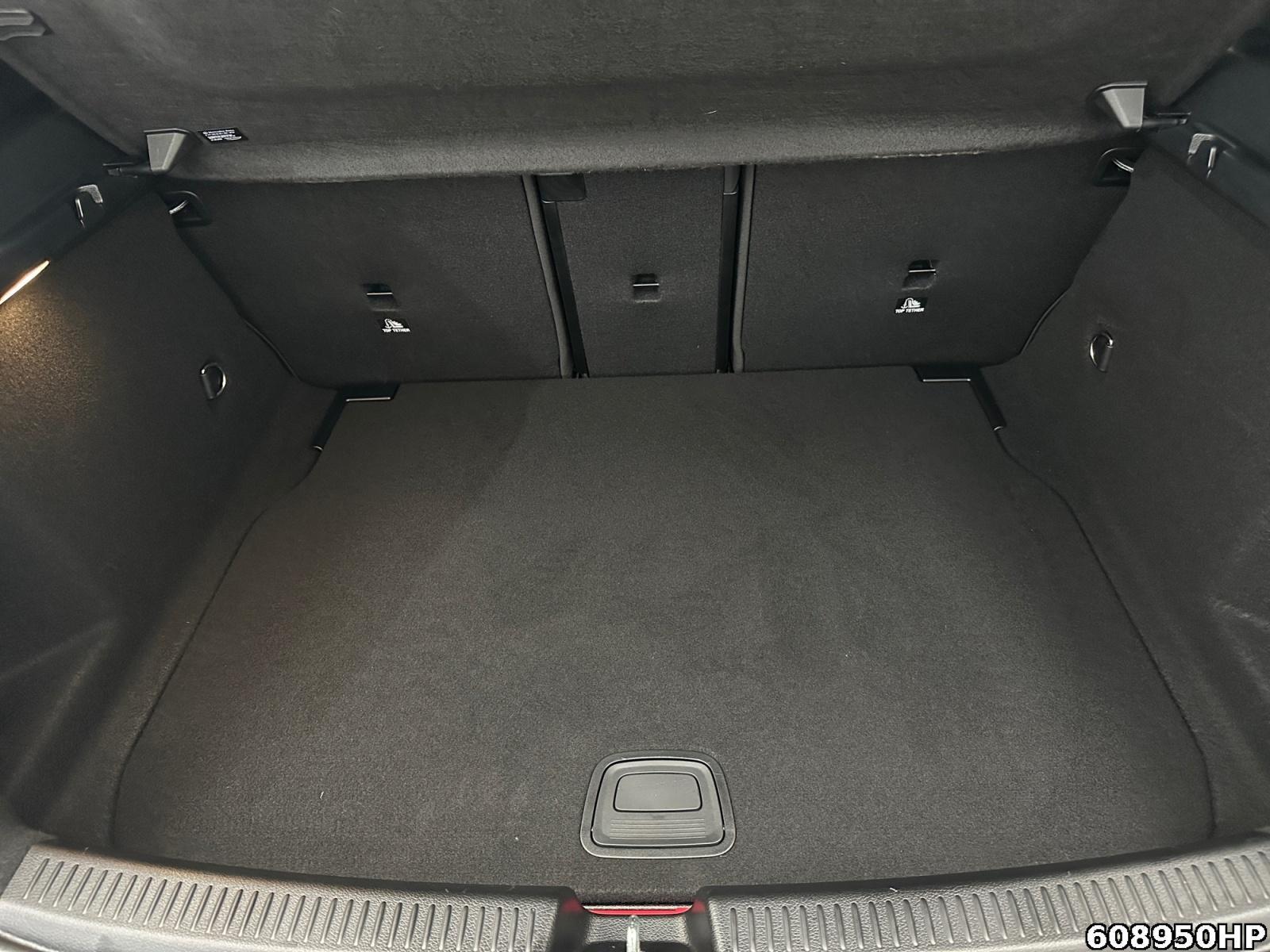 Fahrzeugabbildung Mercedes-Benz A 200 AMG Night DISTRONIC AHK 19