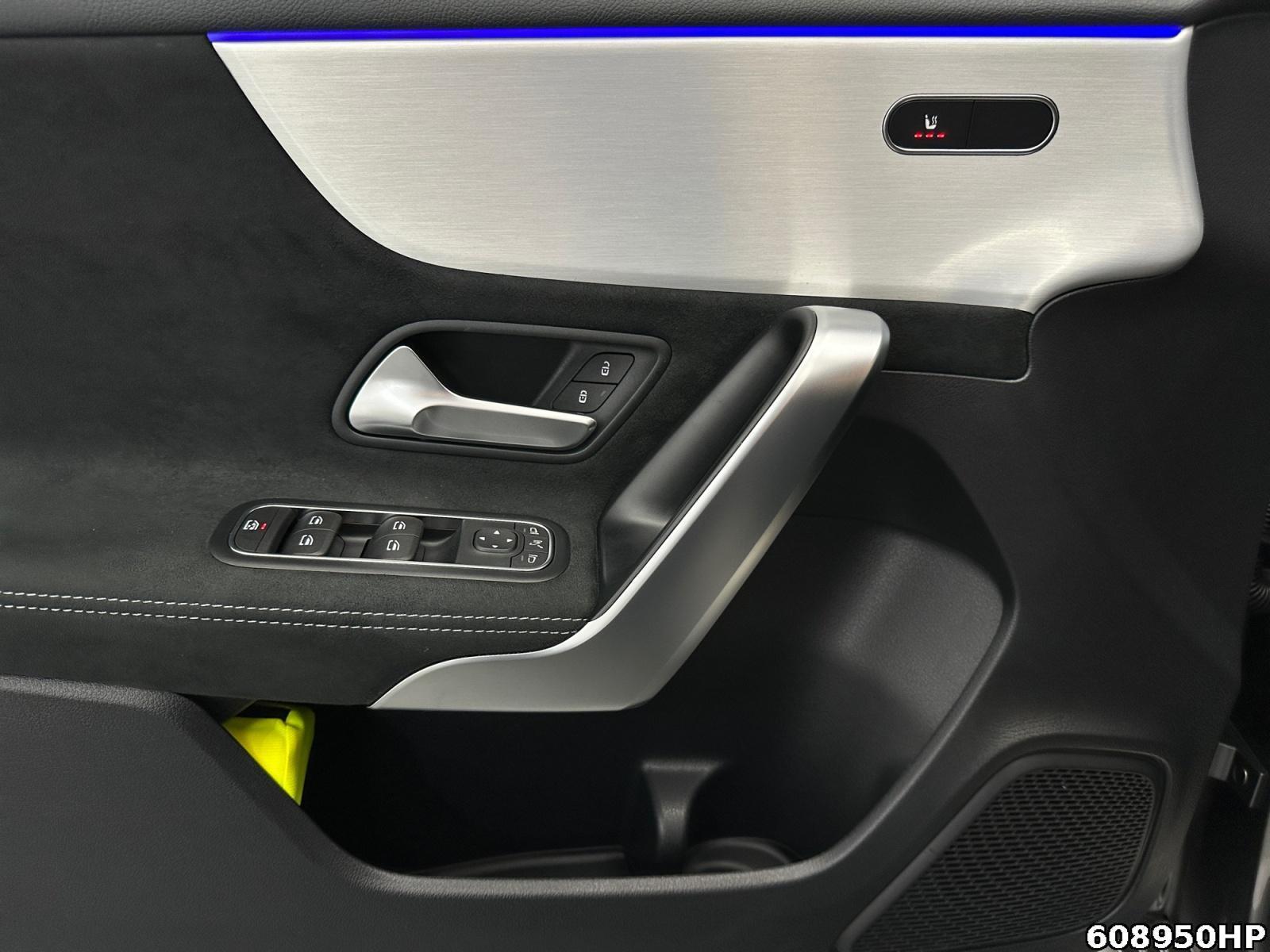 Fahrzeugabbildung Mercedes-Benz A 200 AMG Night DISTRONIC AHK 19