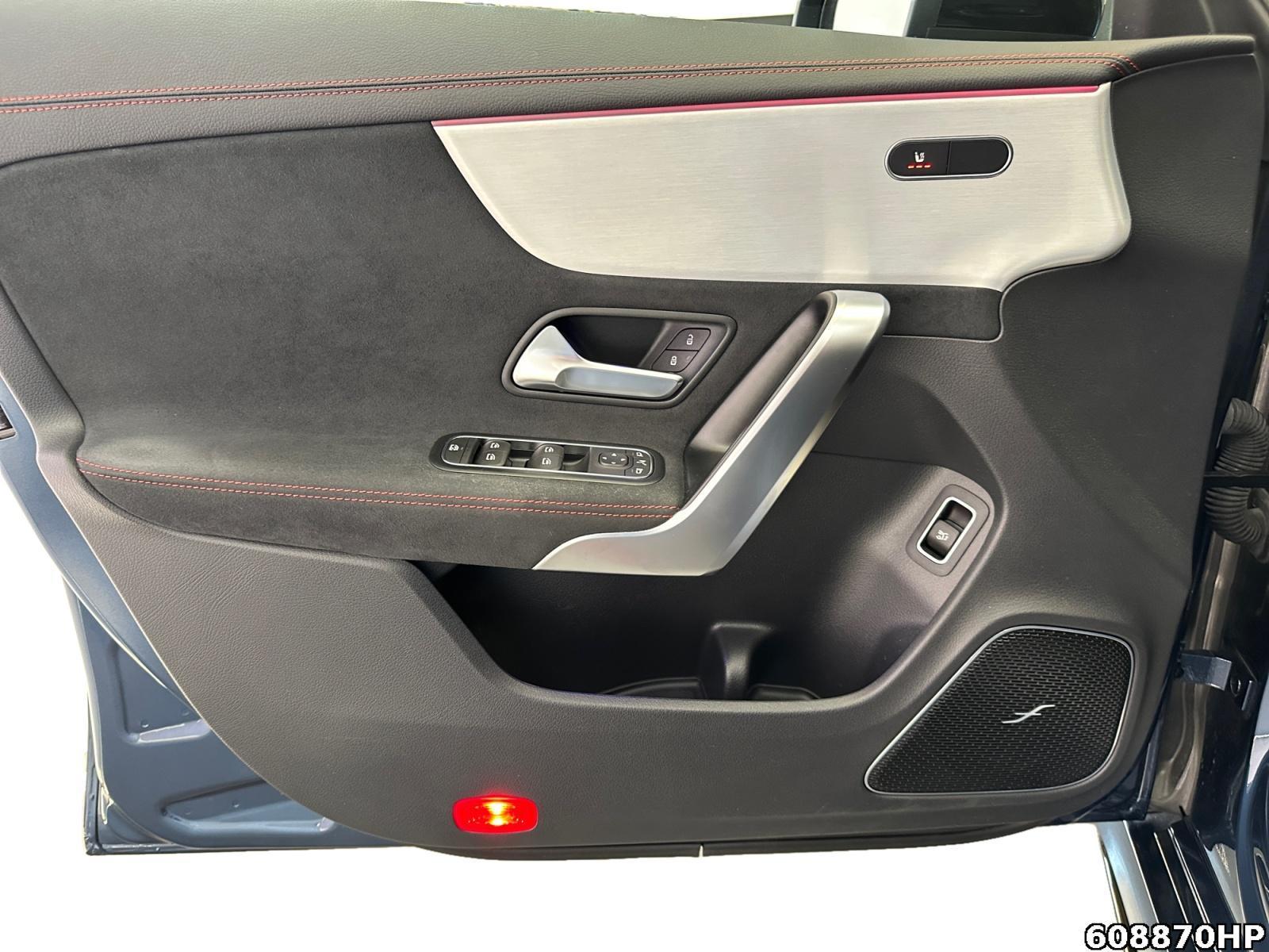 Fahrzeugabbildung Mercedes-Benz CLA 35 AMG Shooting Brake 4M Night MULTIBEAM DISTRONIC Pano