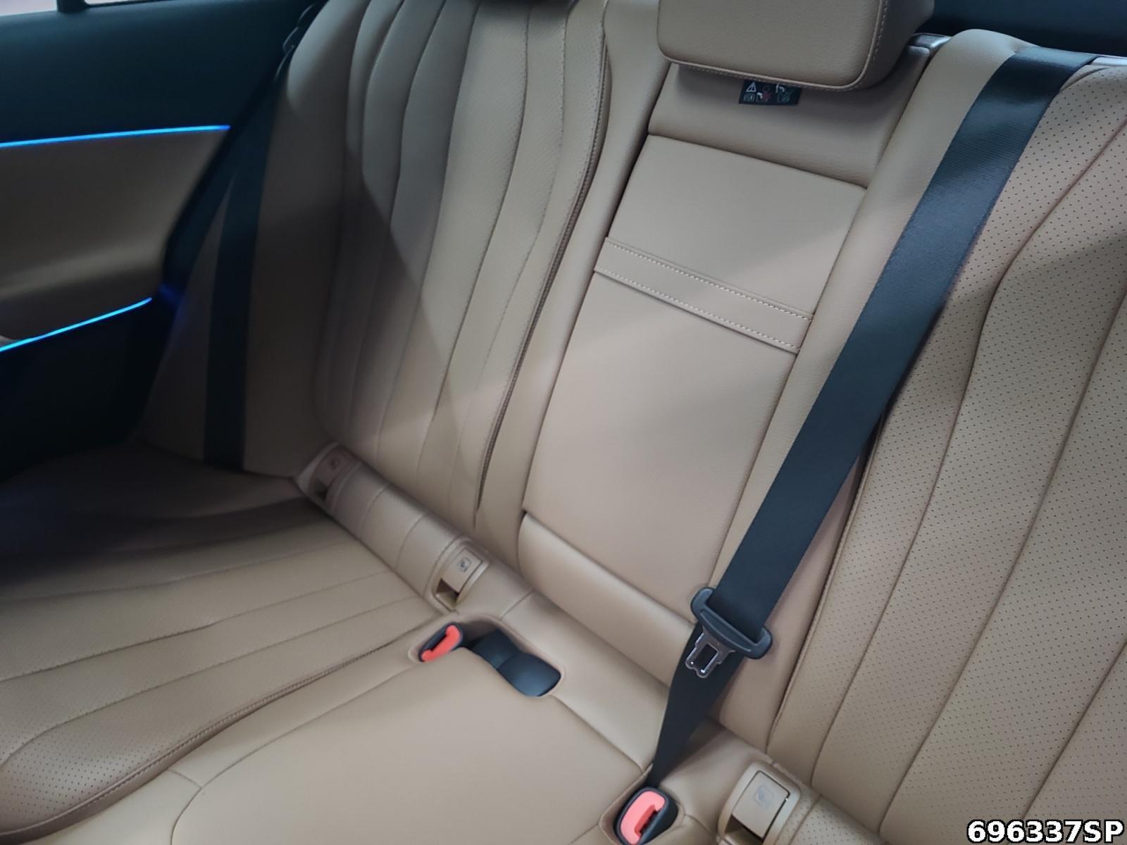 Fahrzeugabbildung Mercedes-Benz E 220 d AMG NIGHT PANO DISTRONIC Superscreen