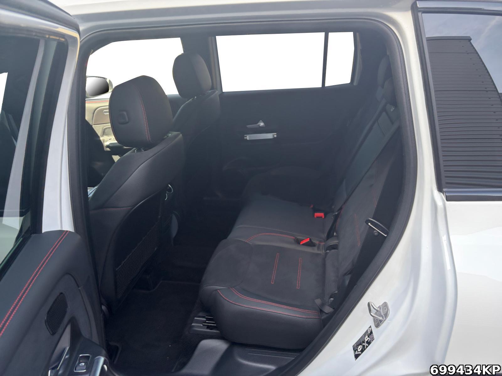 Fahrzeugabbildung Mercedes-Benz GLB 250 4M AMG AHK MULTIBEAM Standhzg KEYLESS