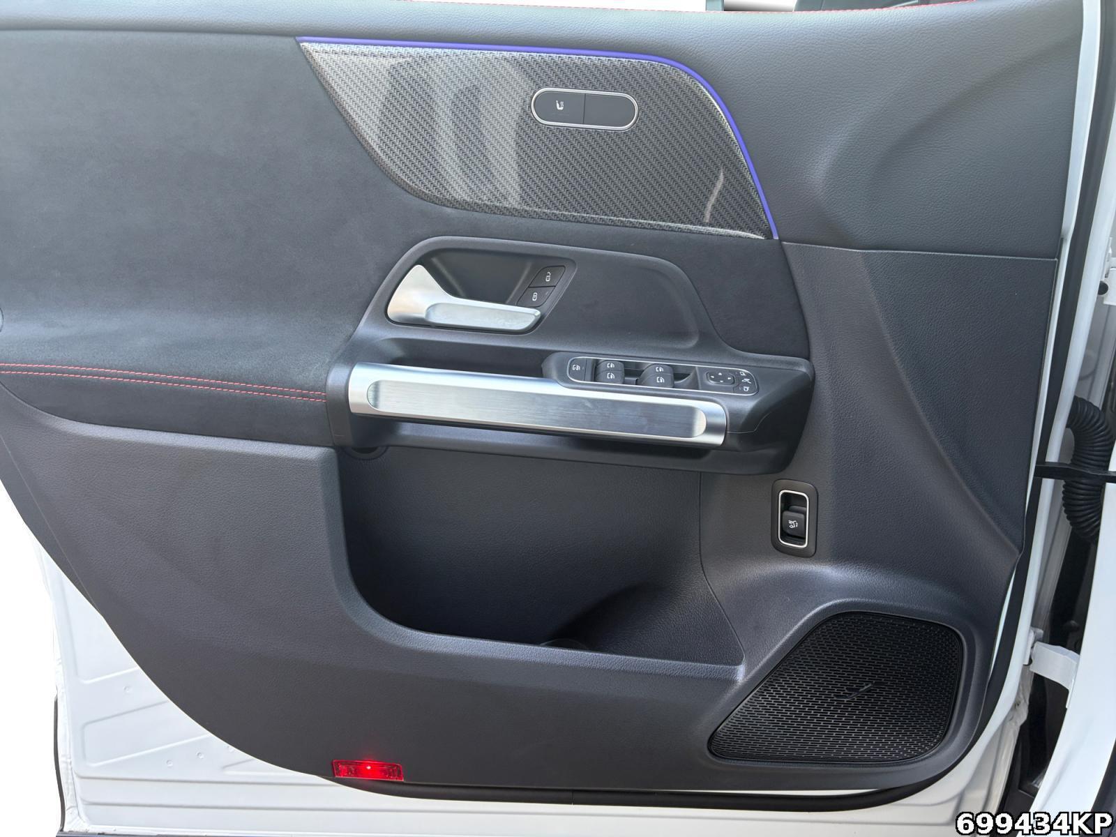 Fahrzeugabbildung Mercedes-Benz GLB 250 4M AMG AHK MULTIBEAM Standhzg KEYLESS