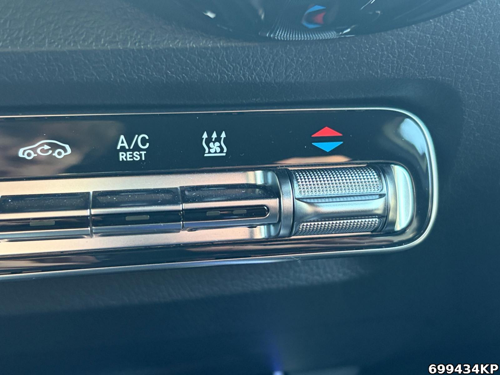 Fahrzeugabbildung Mercedes-Benz GLB 250 4M AMG AHK MULTIBEAM Standhzg KEYLESS