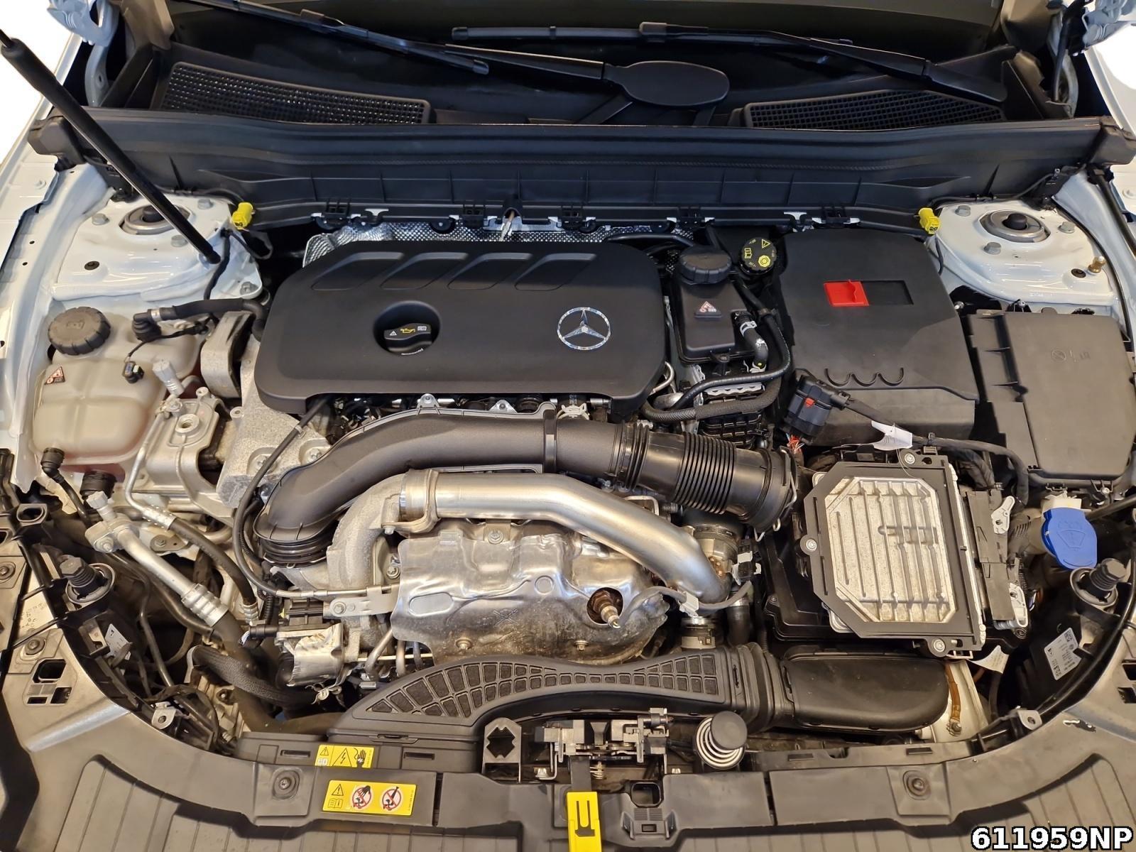 Fahrzeugabbildung Mercedes-Benz GLB 250 4M AMG Burmester Pano AHK 7-Sitzer Night