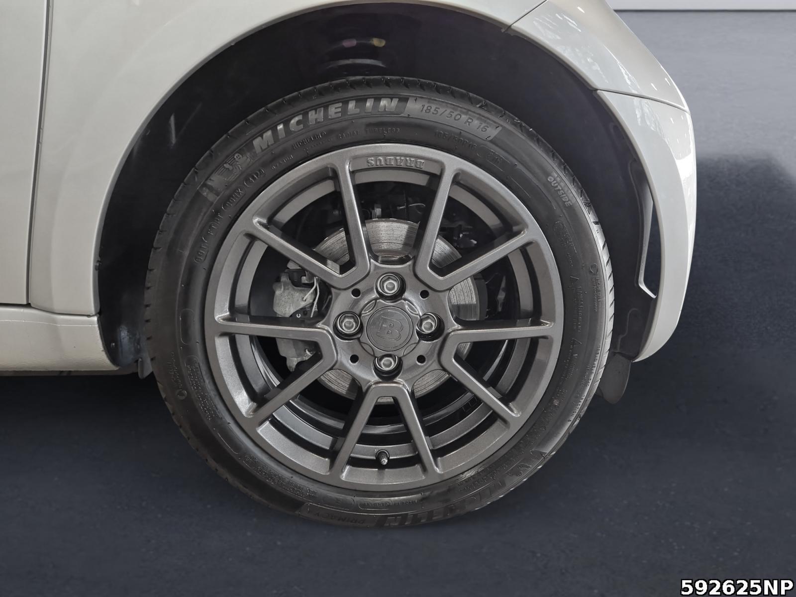 Fahrzeugabbildung Smart ForTwo EQ Prime Pano LED 22kW JBL Brabus Kamera