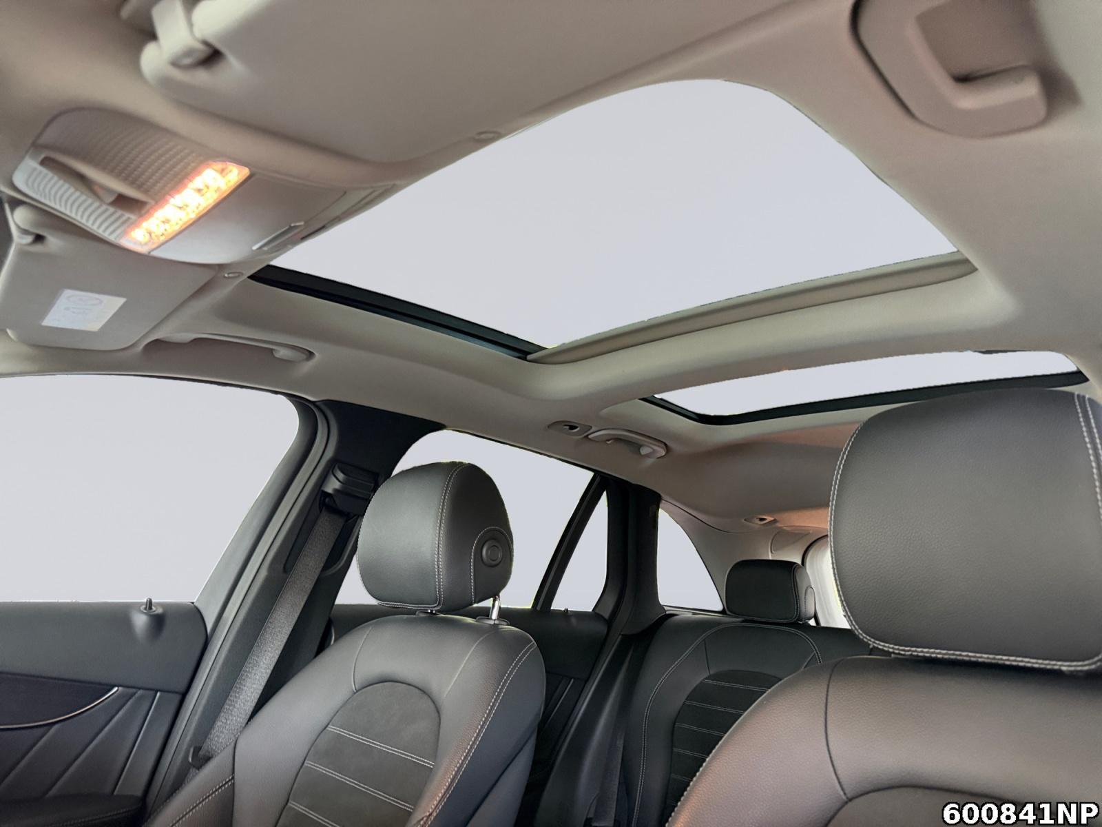 Fahrzeugabbildung Mercedes-Benz GLC 300 e 4M AMG Line Panorama Distronic Kamera