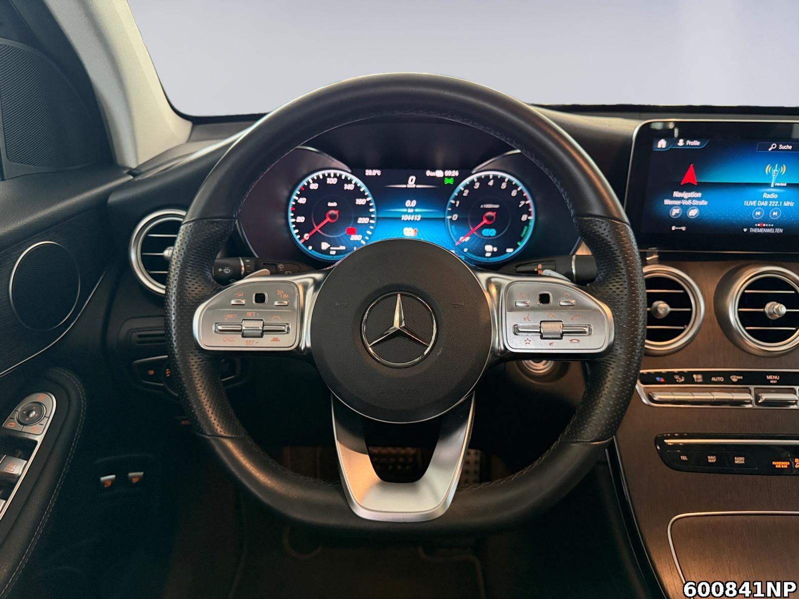 Fahrzeugabbildung Mercedes-Benz GLC 300 e 4M AMG Line Panorama Distronic Kamera