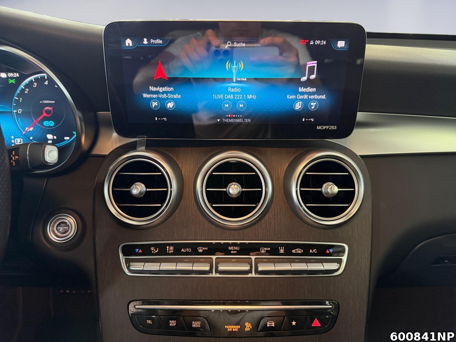 Fahrzeugabbildung Mercedes-Benz GLC 300 e 4M AMG Line Panorama Distronic Kamera