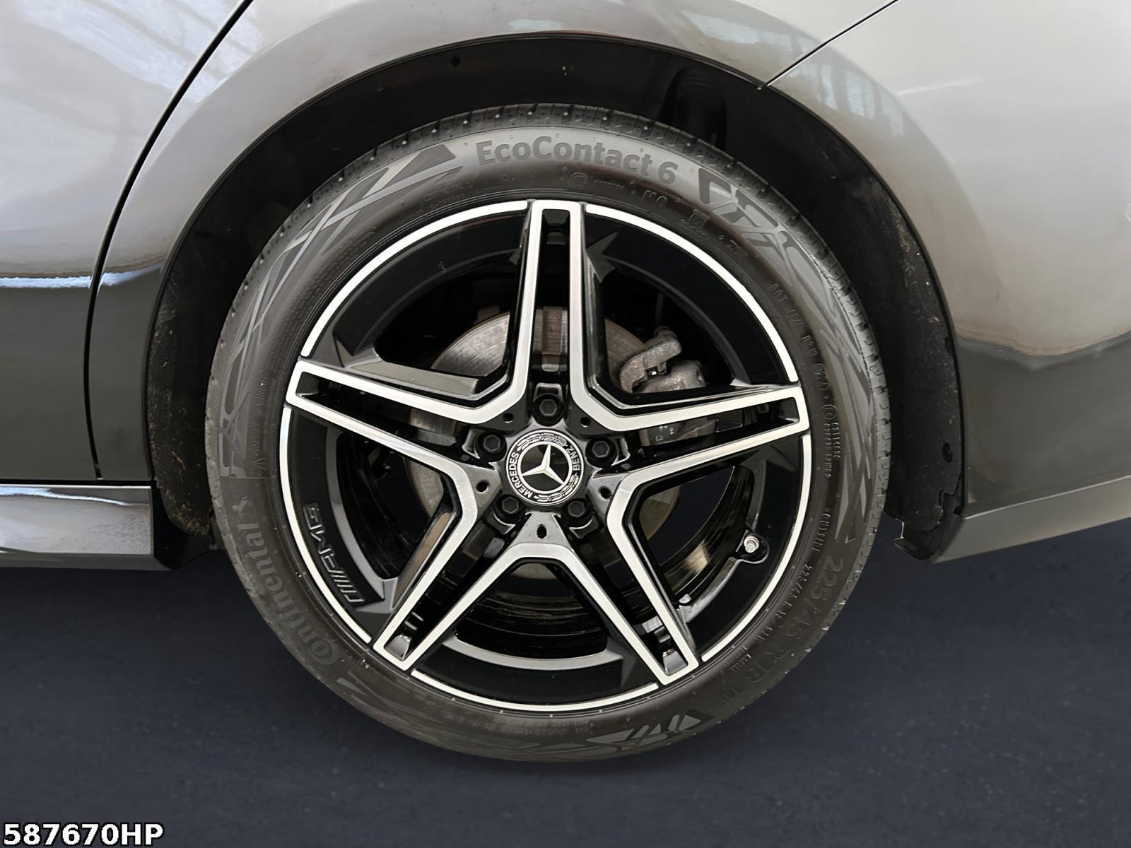 Fahrzeugabbildung Mercedes-Benz CLA 200 Shooting Brake AMG Line Night-Paket PANO