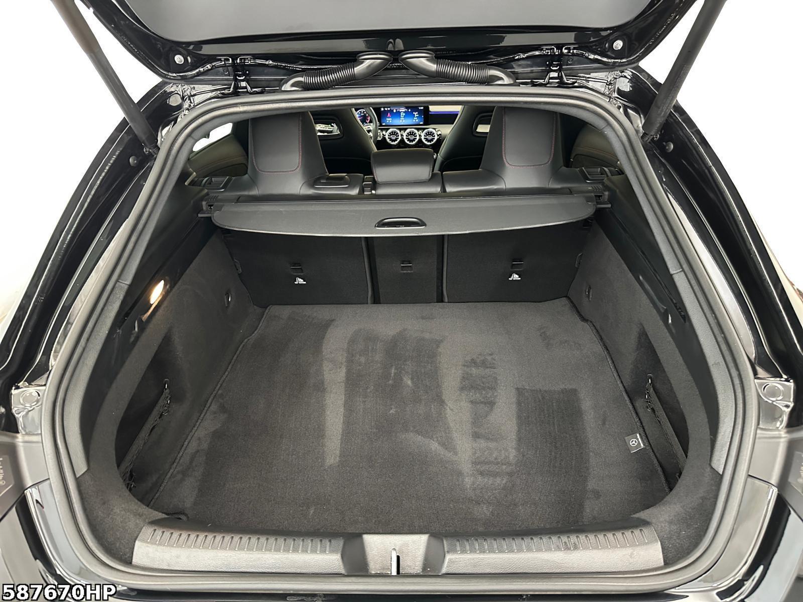 Fahrzeugabbildung Mercedes-Benz CLA 200 Shooting Brake AMG Line Night-Paket PANO