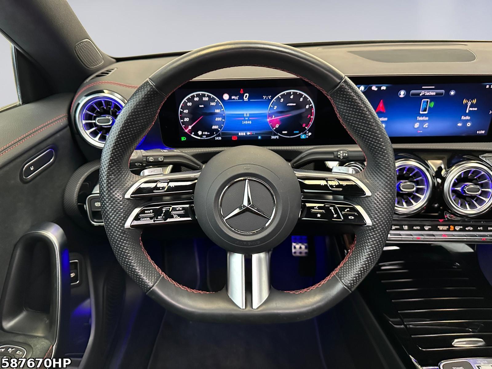 Fahrzeugabbildung Mercedes-Benz CLA 200 Shooting Brake AMG Line Night-Paket PANO