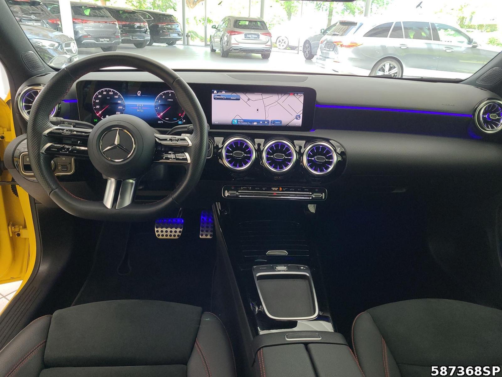 Fahrzeugabbildung Mercedes-Benz A 180 AMG Night Pano Kamera KEYLESS Ambiente LED