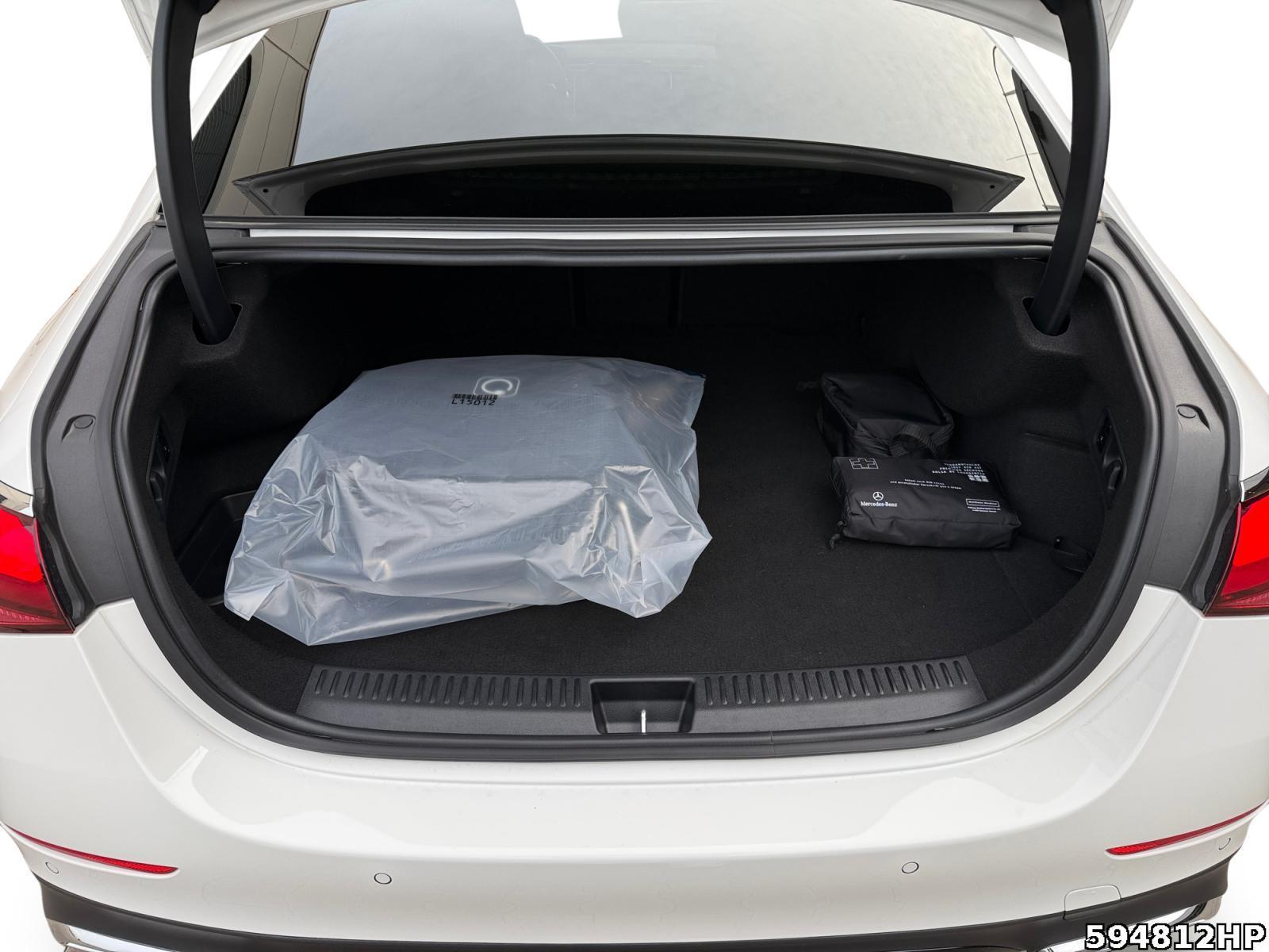 Fahrzeugabbildung Mercedes-Benz E 300 e Limousine AMG Line Pano Night Kamera 19