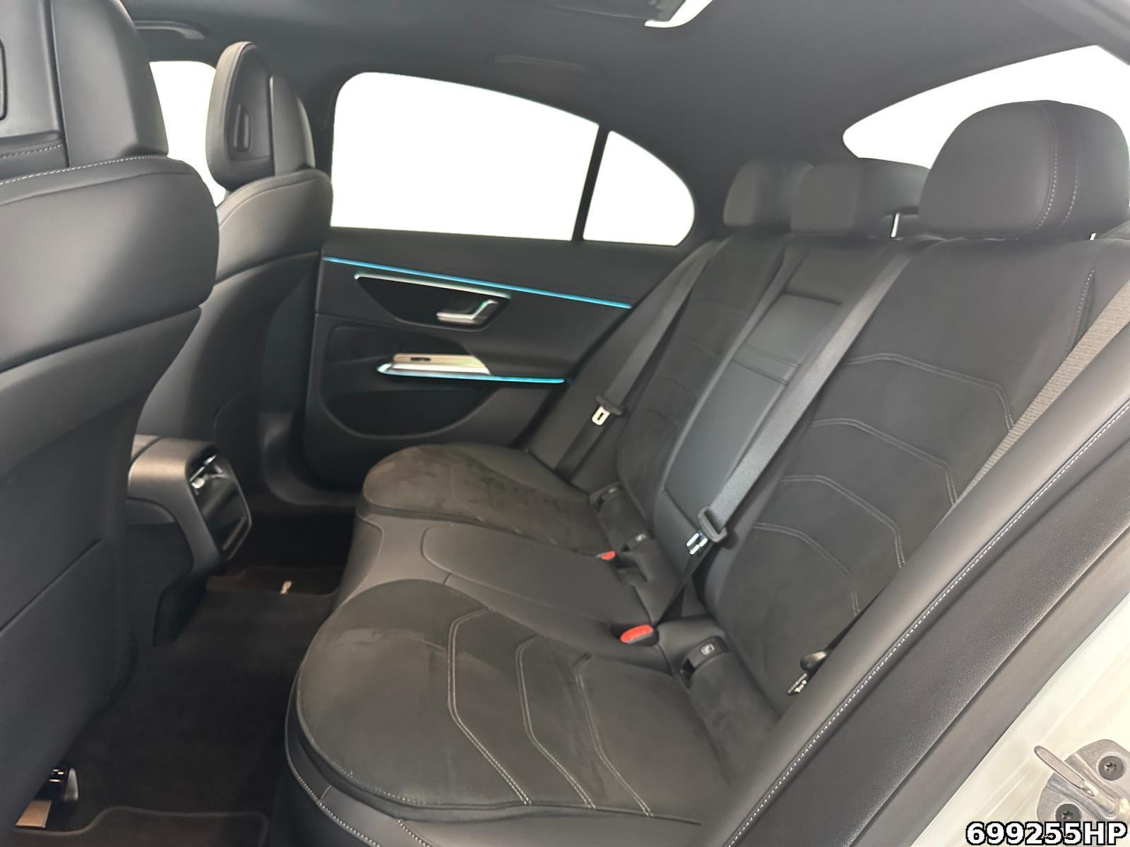 Fahrzeugabbildung Mercedes-Benz E 220 d AMG Night PANO DISTRONIC KEYLESS Ambient