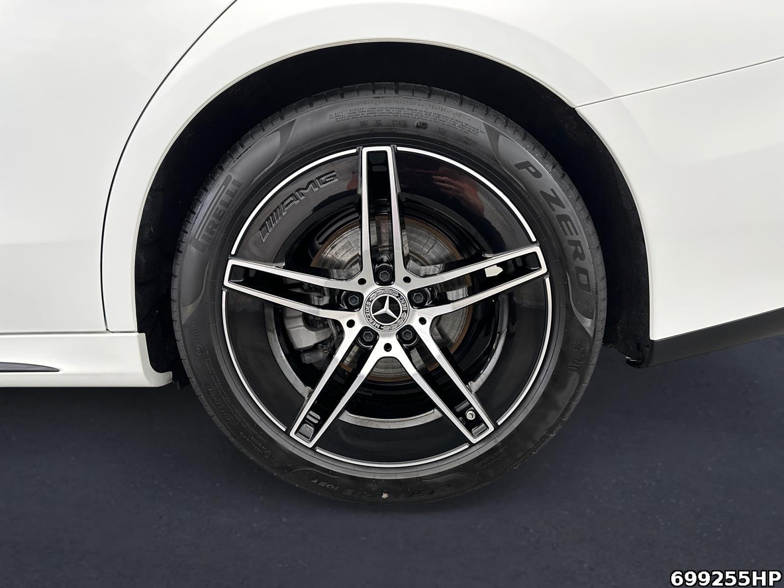 Fahrzeugabbildung Mercedes-Benz E 220 d AMG Night PANO DISTRONIC KEYLESS Ambient