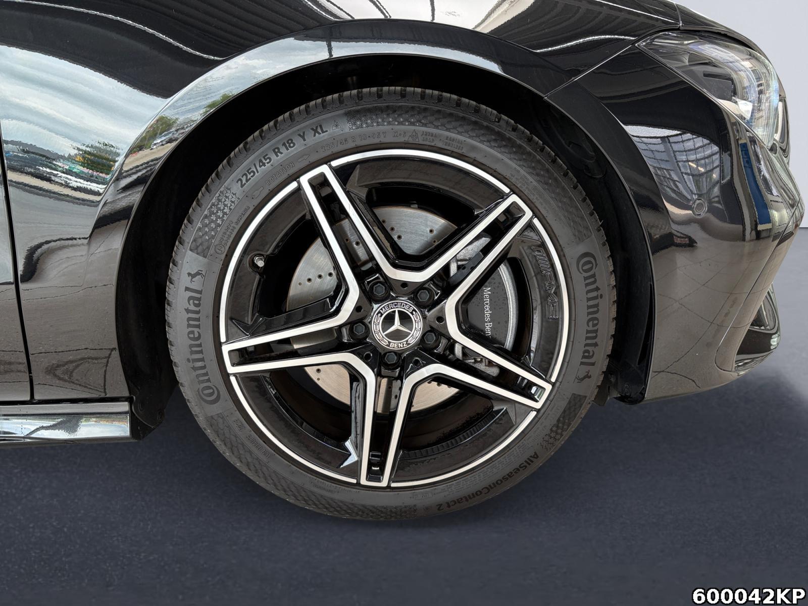 Fahrzeugabbildung Mercedes-Benz CLA 200 Shooting Brake AMG Pano Night Totw Distronic CarPla