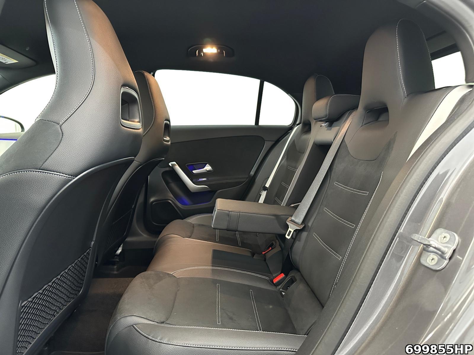 Fahrzeugabbildung Mercedes-Benz A 200 AMG Night DISTRONIC 19